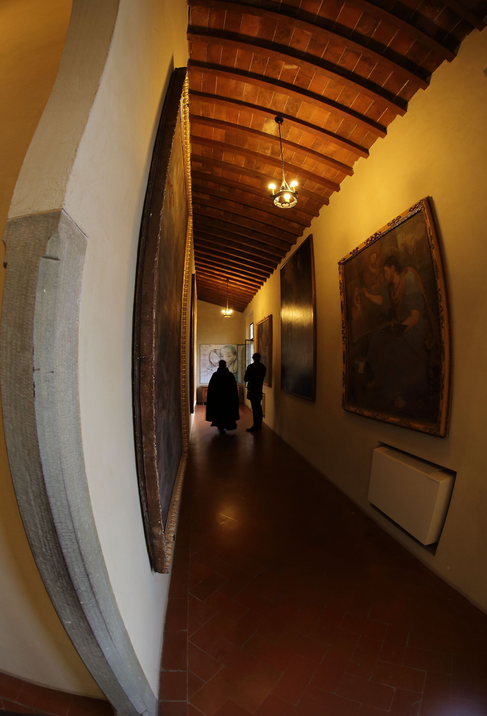 Nei corridoi del convento