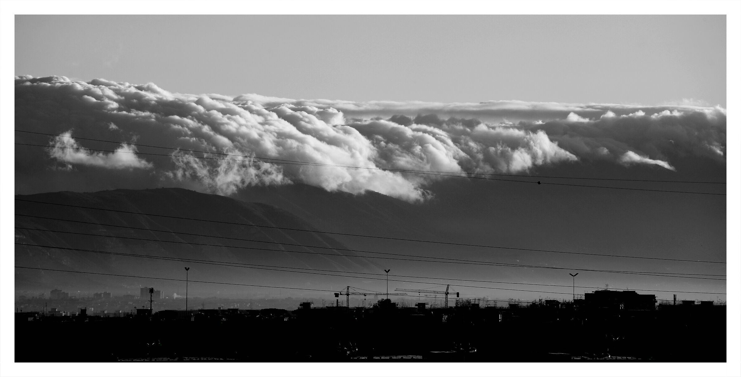 Quando le nuvole cadono sulle montagne BW