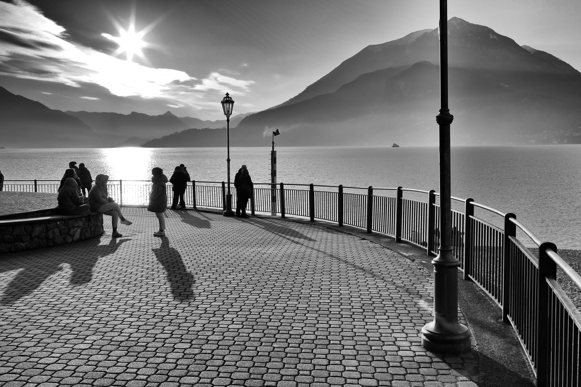 Lungolago Varenna bw