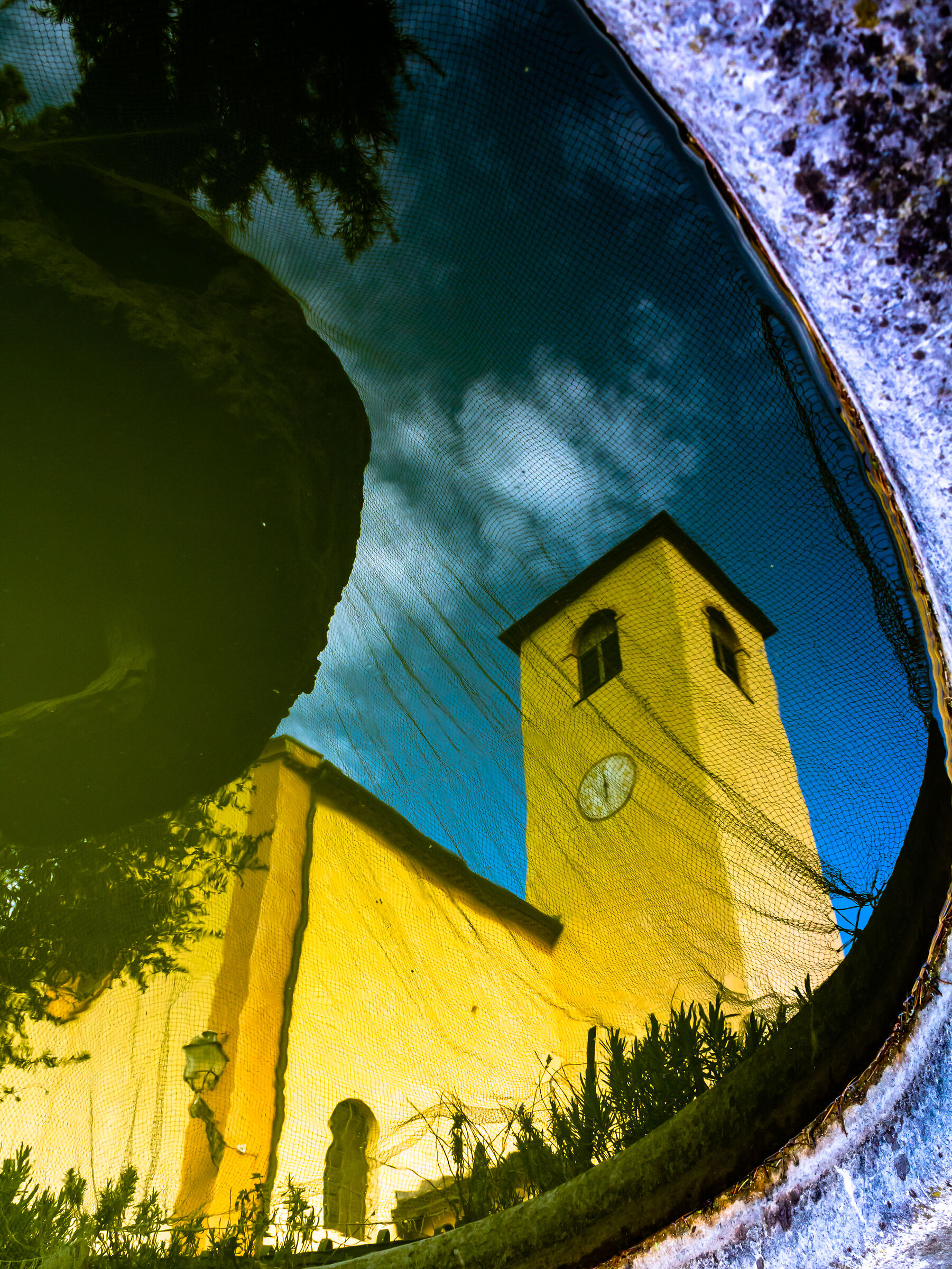 campanile di Montecorone di Zocca specchiato