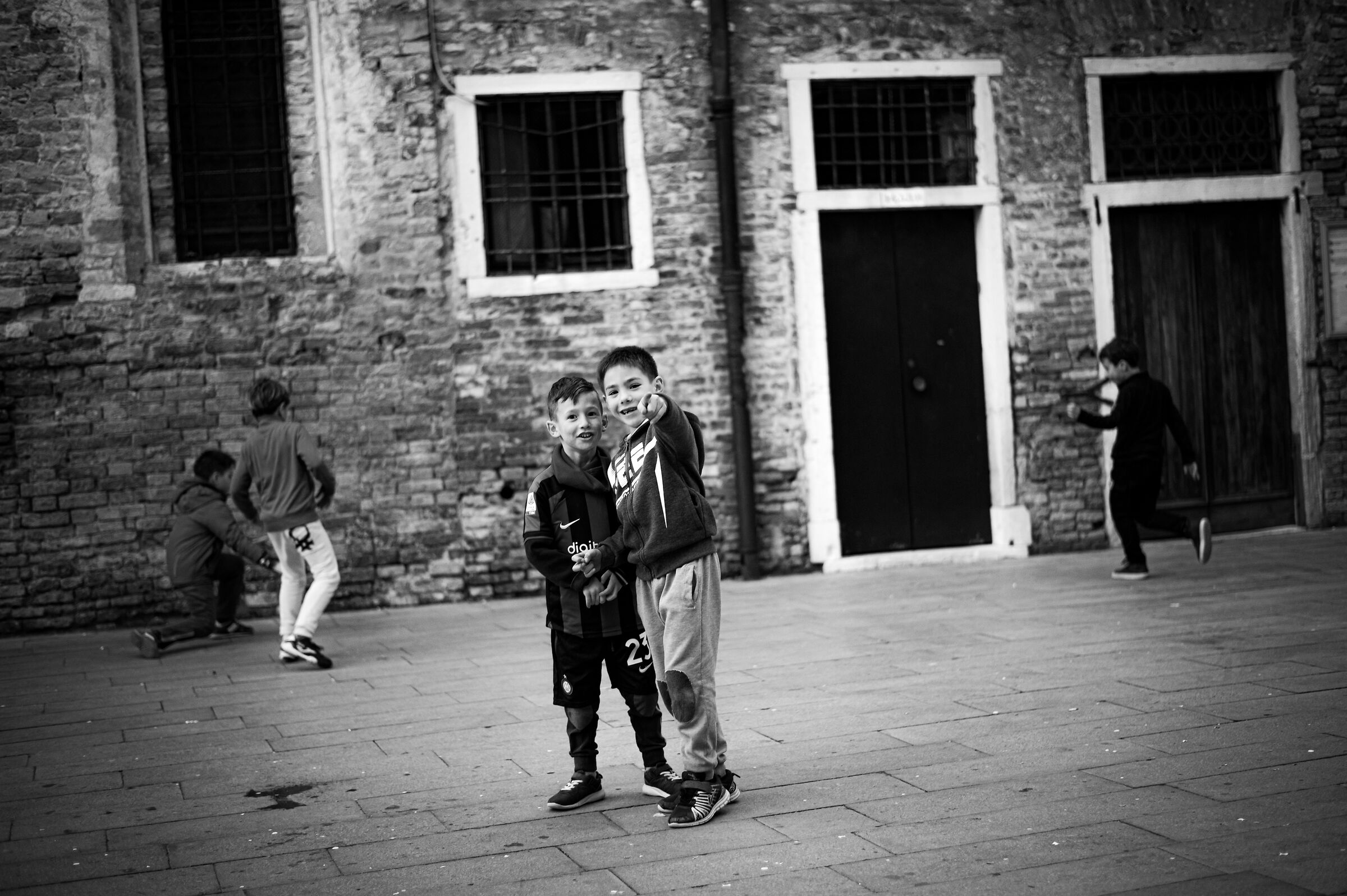 "Hey guarda! Ci sta facendo una foto!"