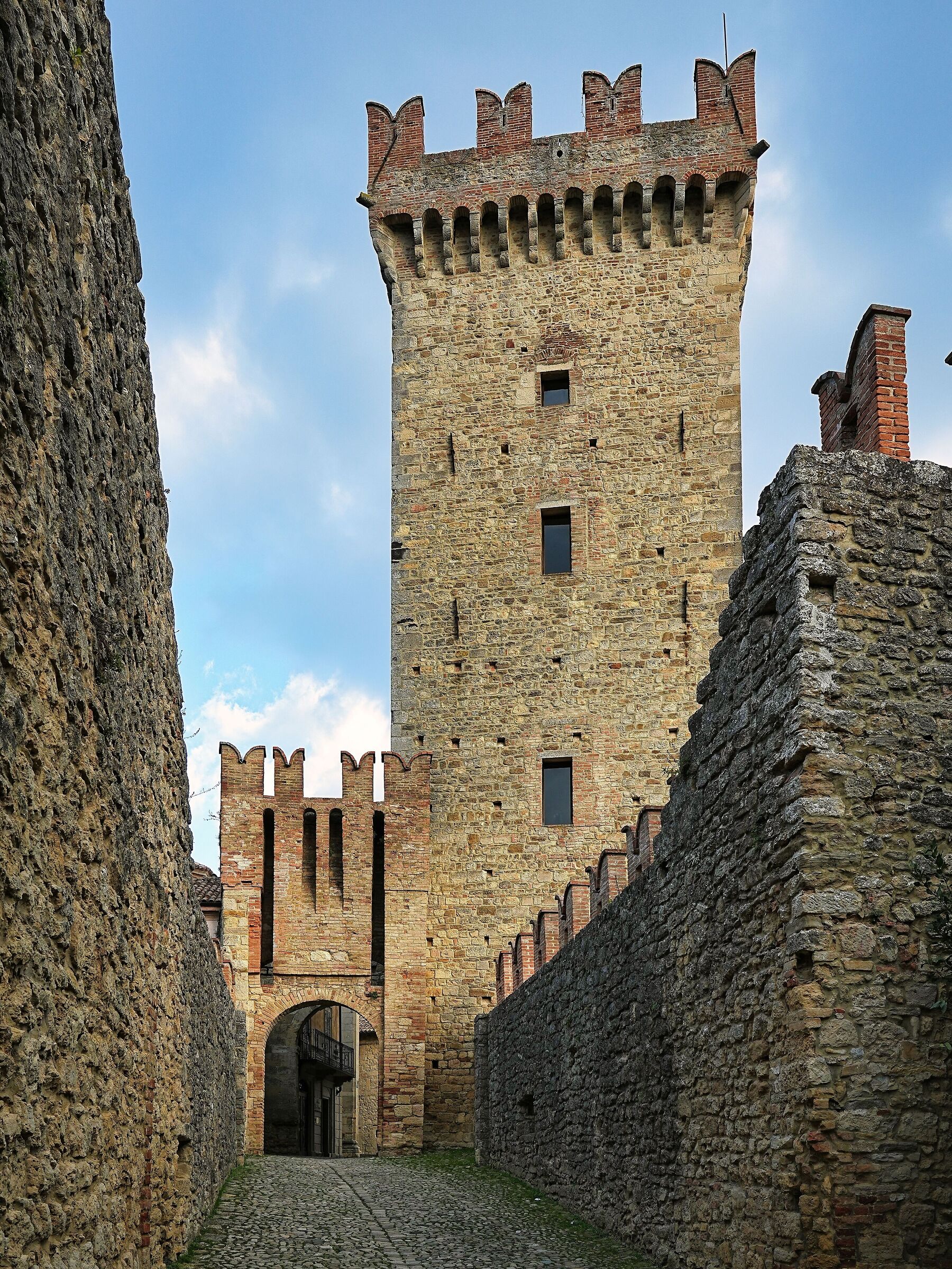 the entrance to the village of Vigoleno (PC)