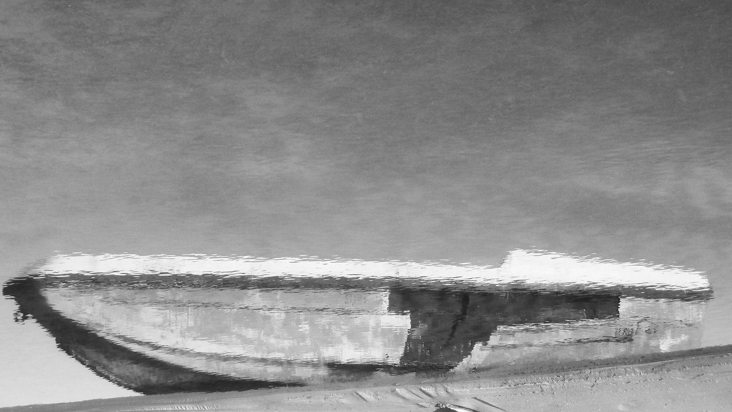 Grayscale liquid reflections