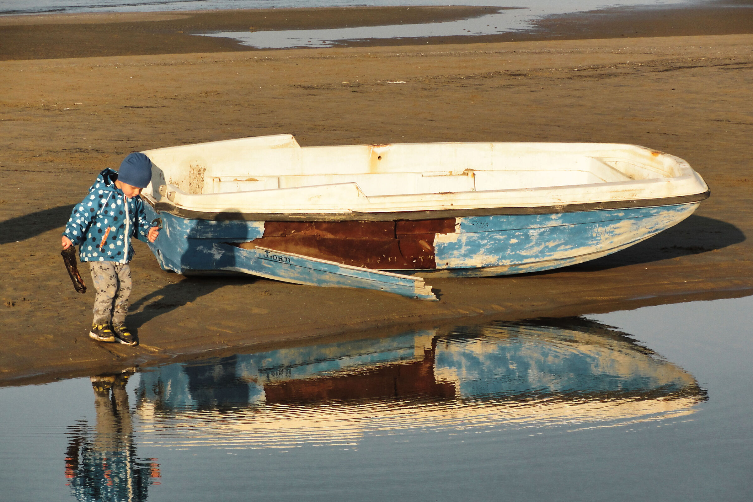 The child and the tired boat