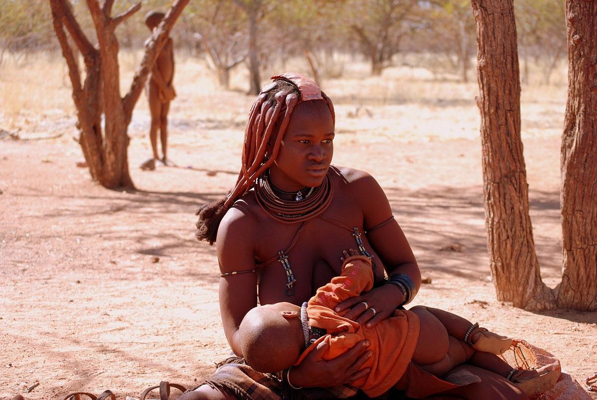 donna himba che allatta