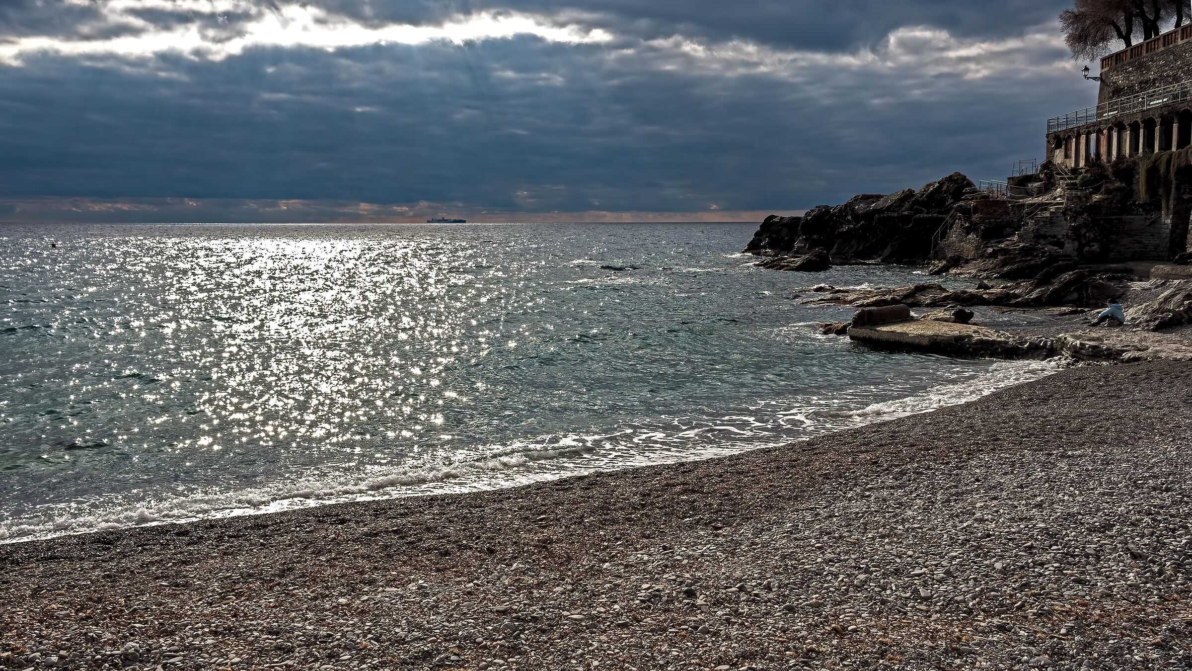 (There in the middle of the sea)