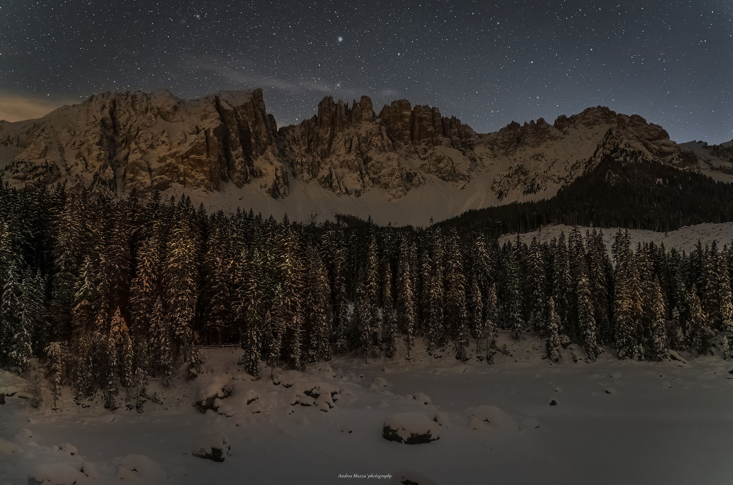 Lago di Carezza innevato