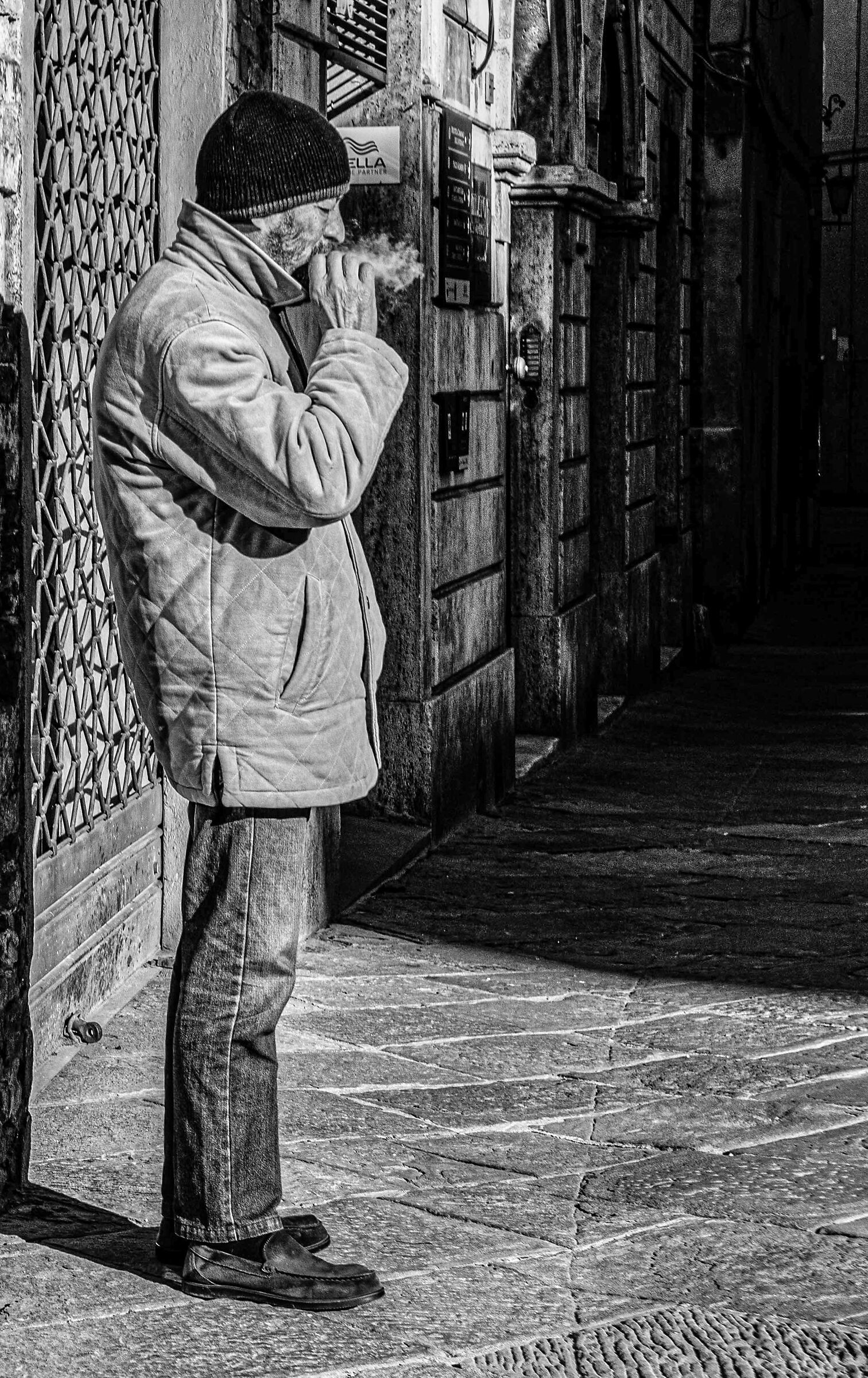 Uomo si scalda sotto un tiepido sole