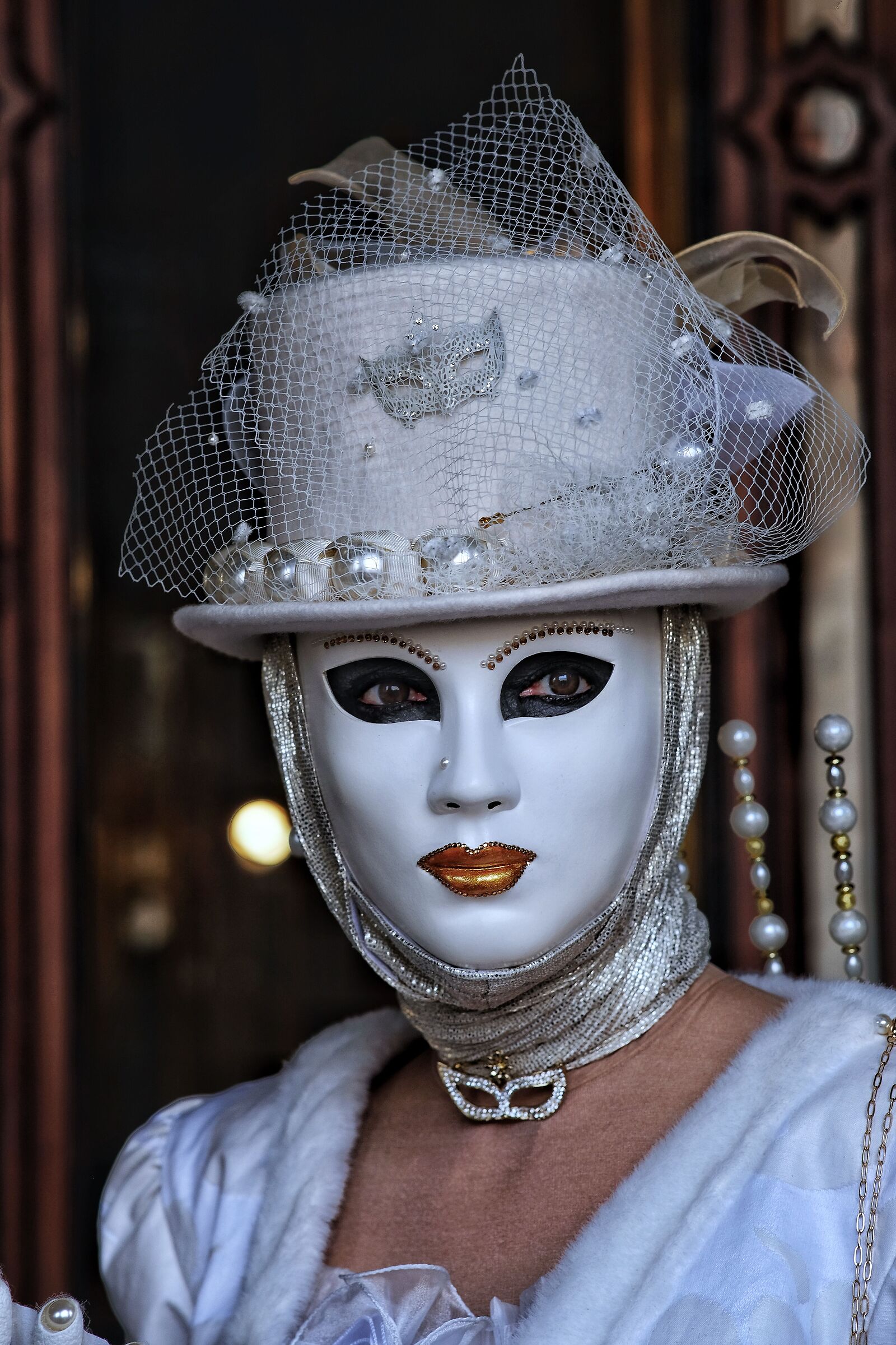 Golden lips, white pearls