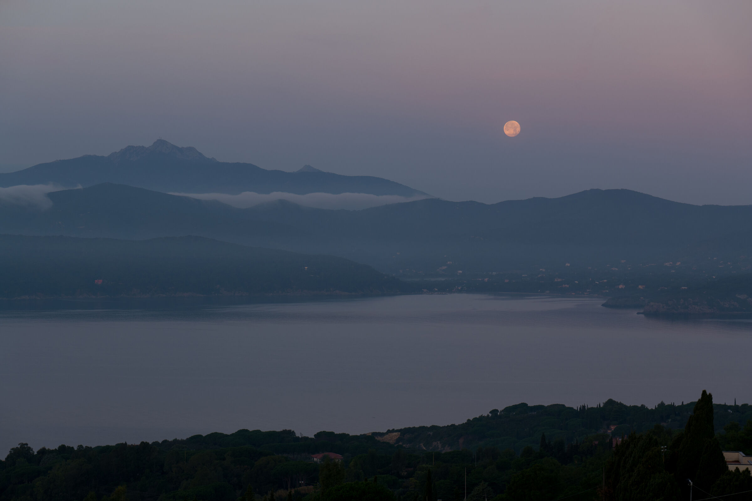 Luna sul golfo di Lacona