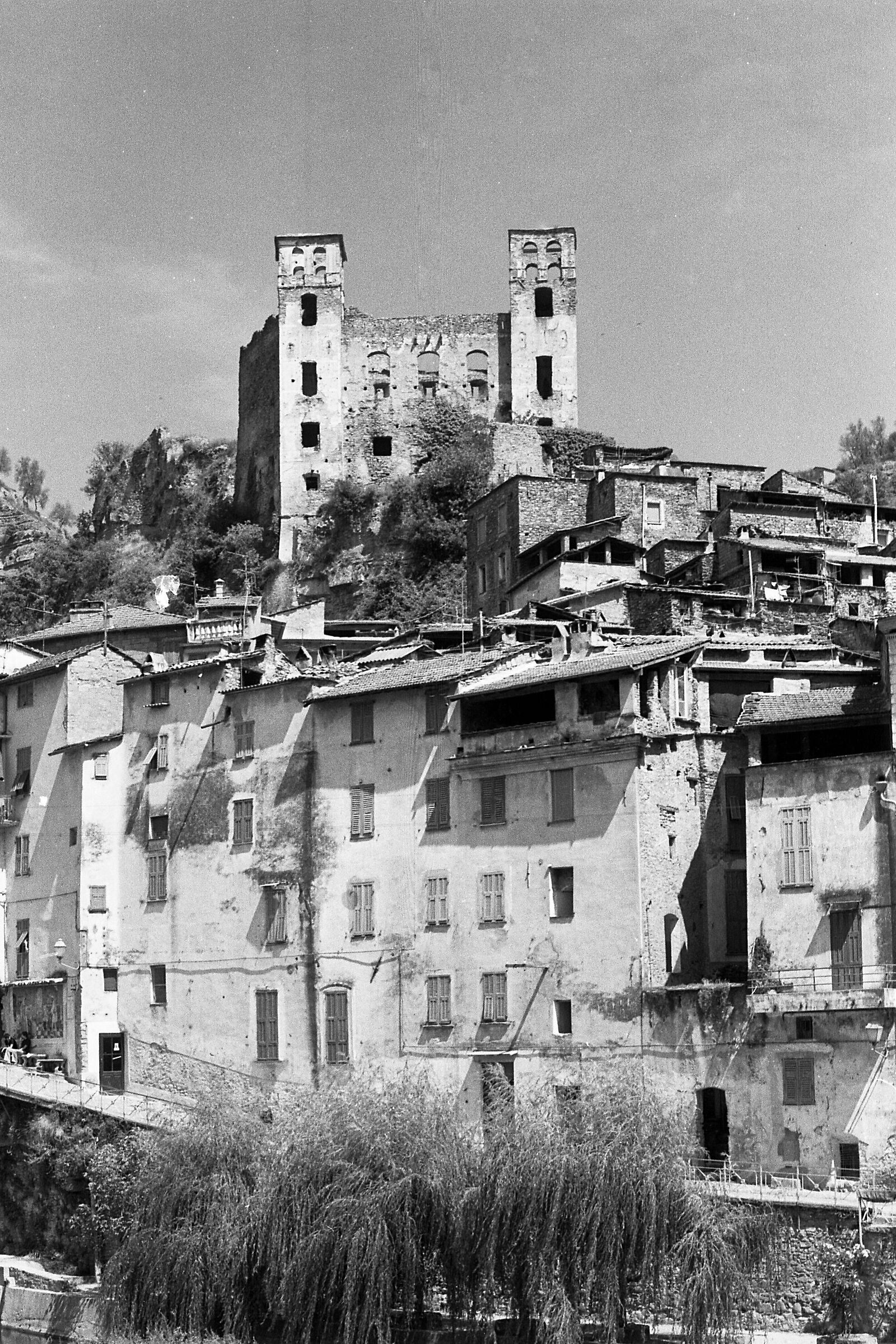 ..sciacqui al sole la miseria delle tue poche case...