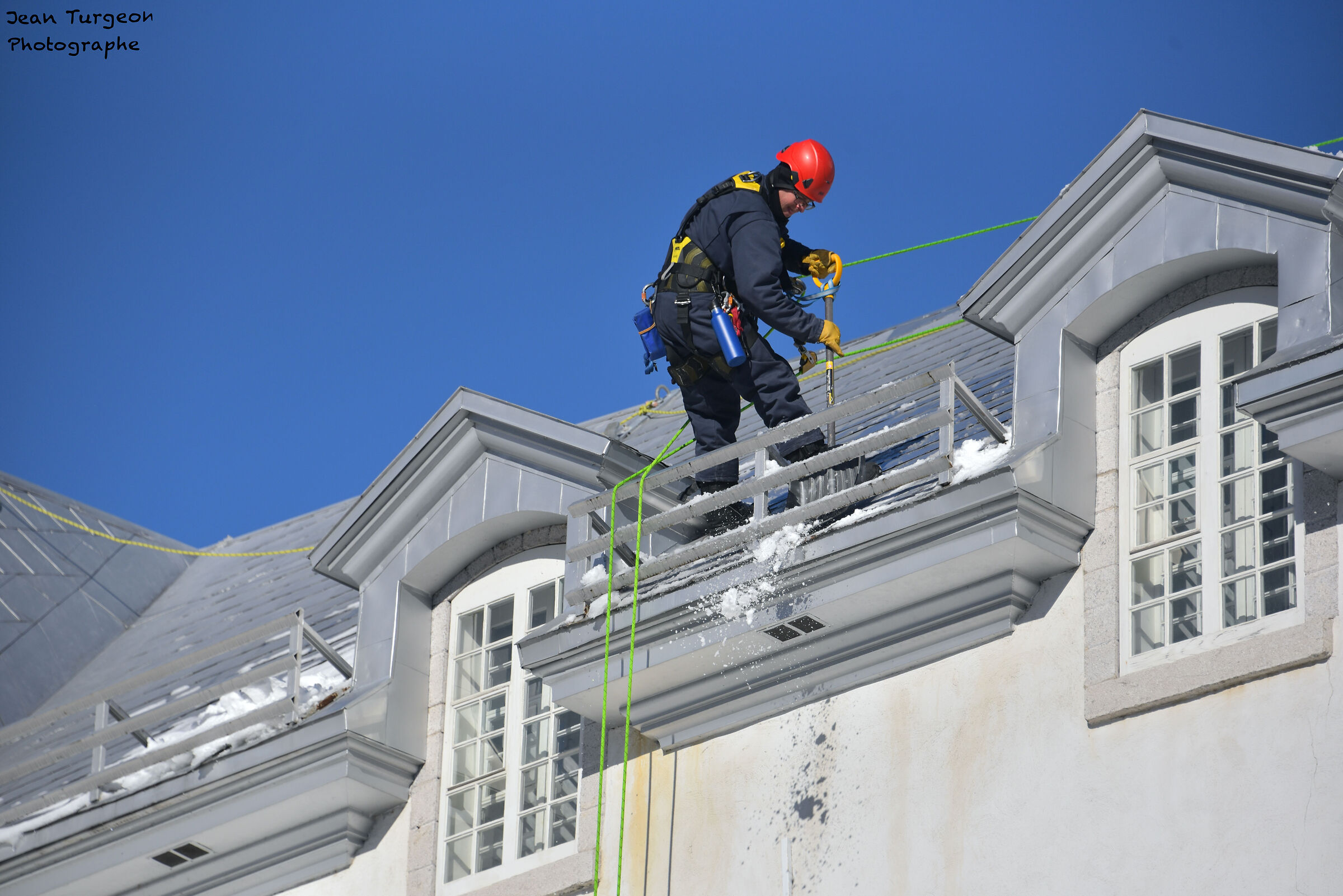 Rimozione della neve dai tetti, un lavoro pericoloso