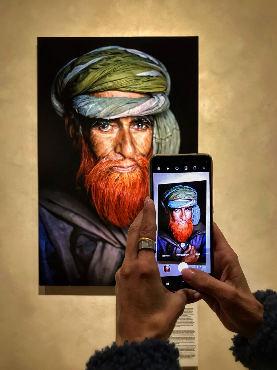 The staggered colors of the mobile phone