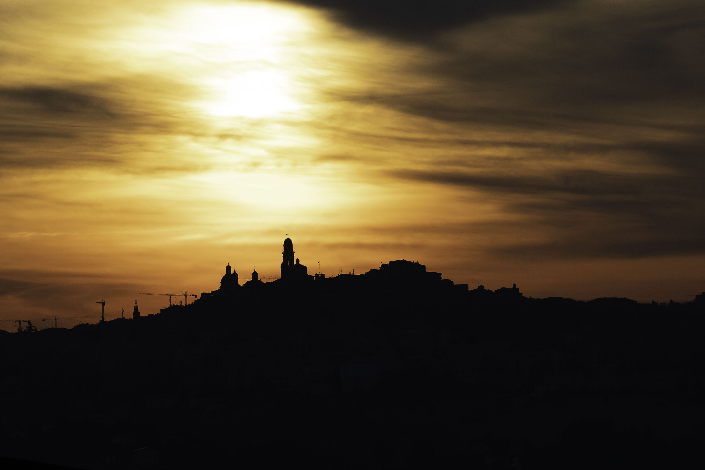 Silhouette al tramonto Macerata