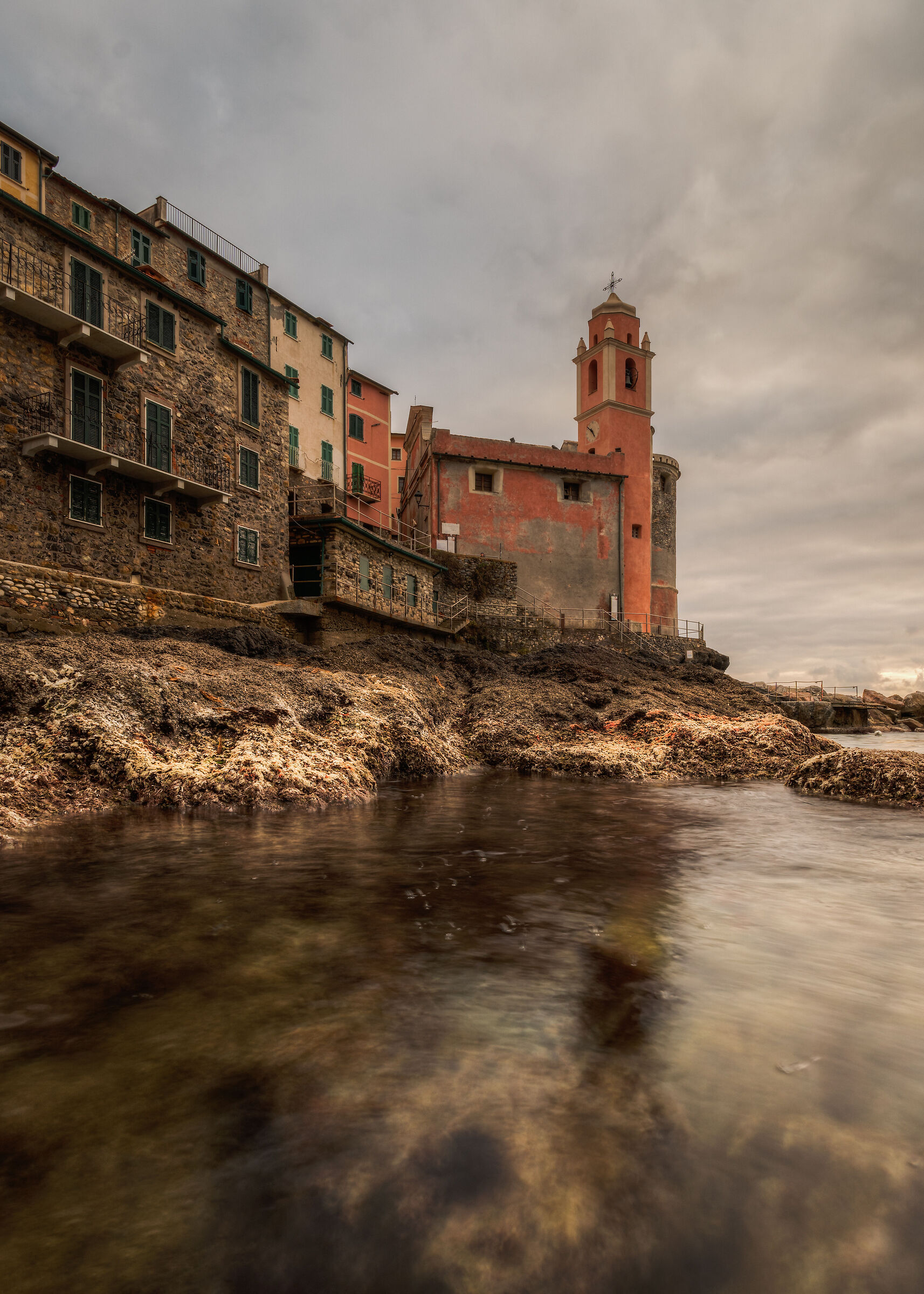 Chiesa di Tellaro a pelo d'acqua