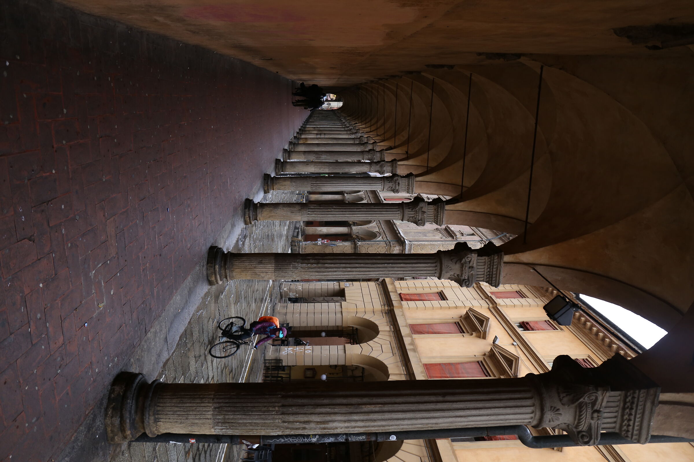 sotto i portici, sotto la pioggia