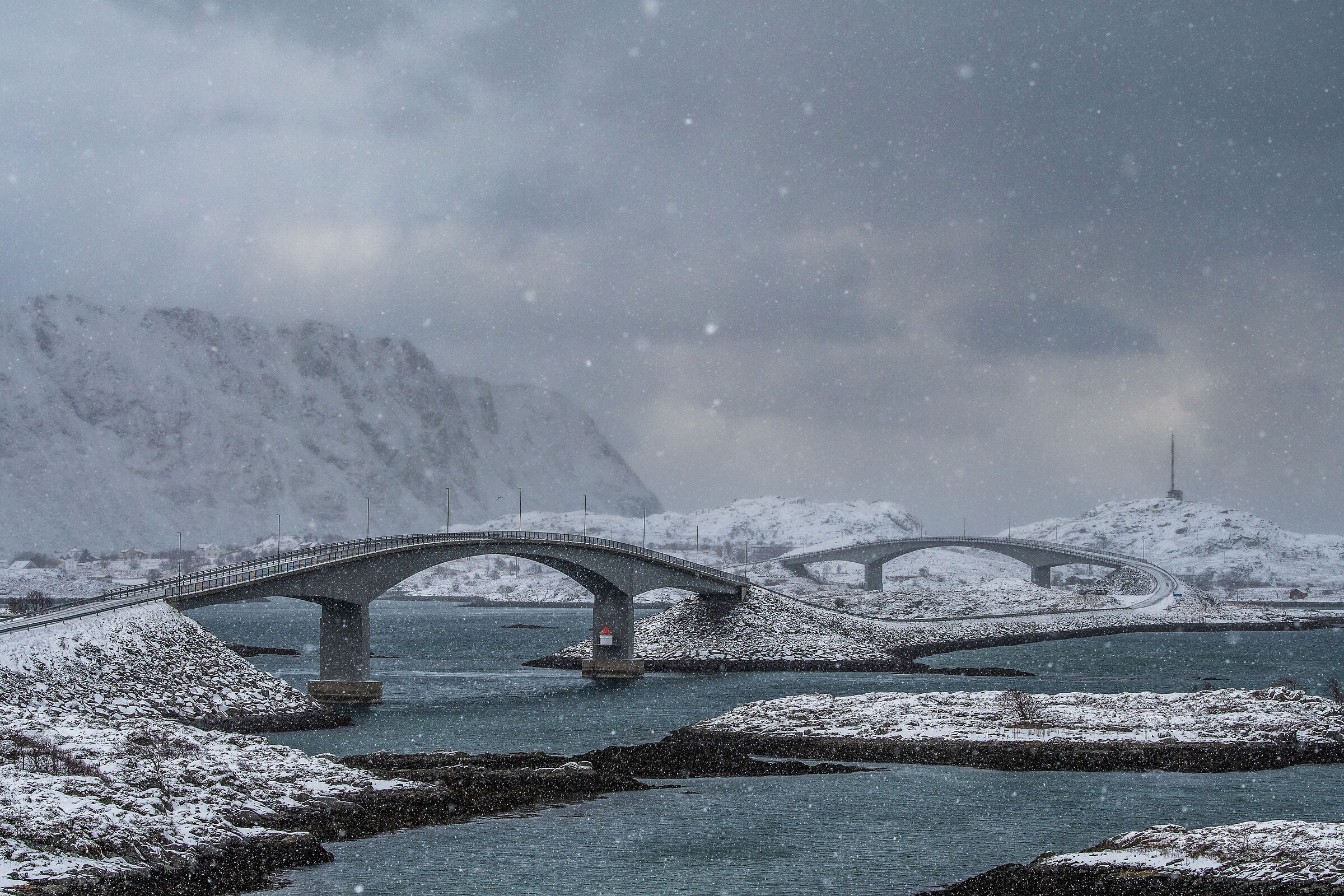 Ponti tra la neve