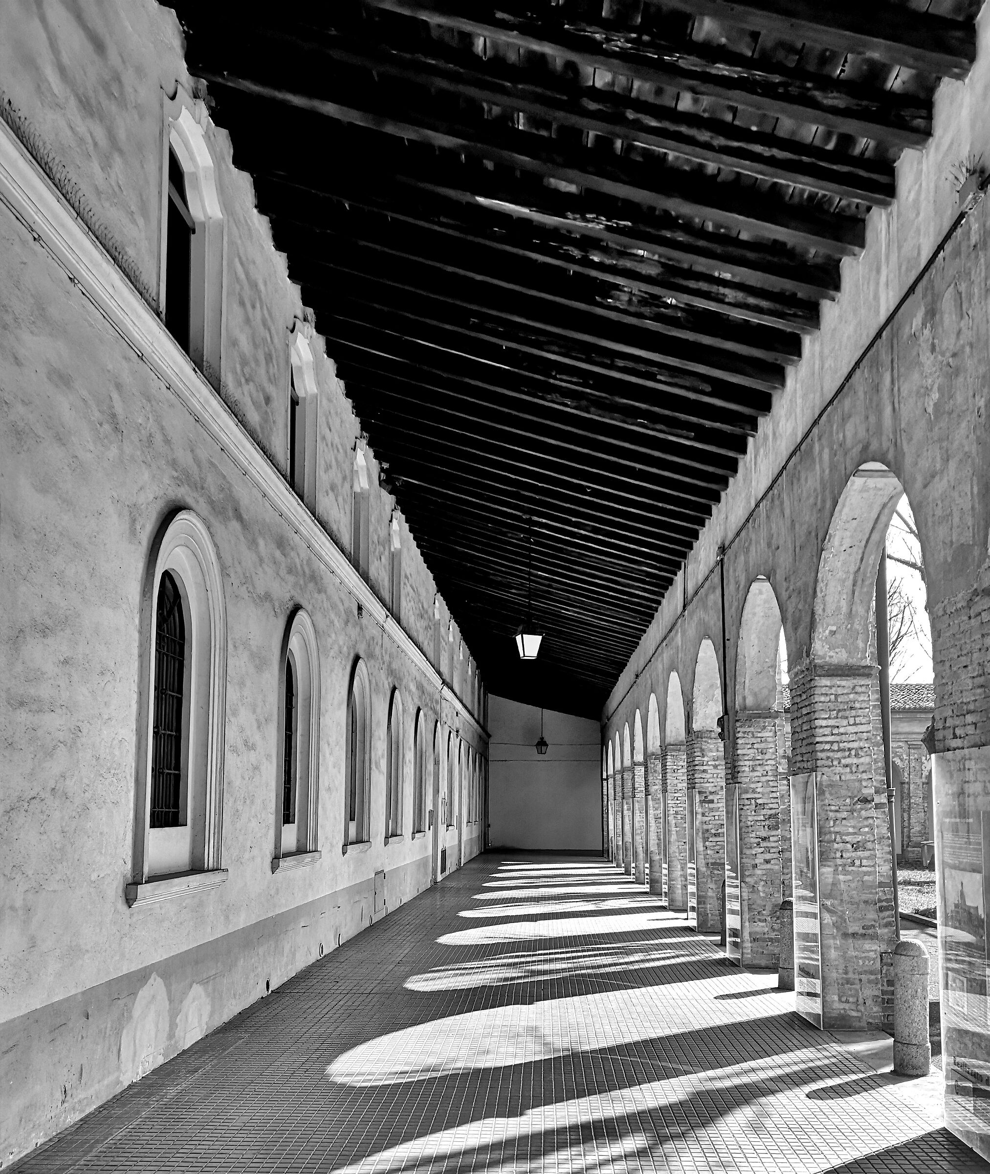 Madonna di Caravaggio:prospettiva portico sx