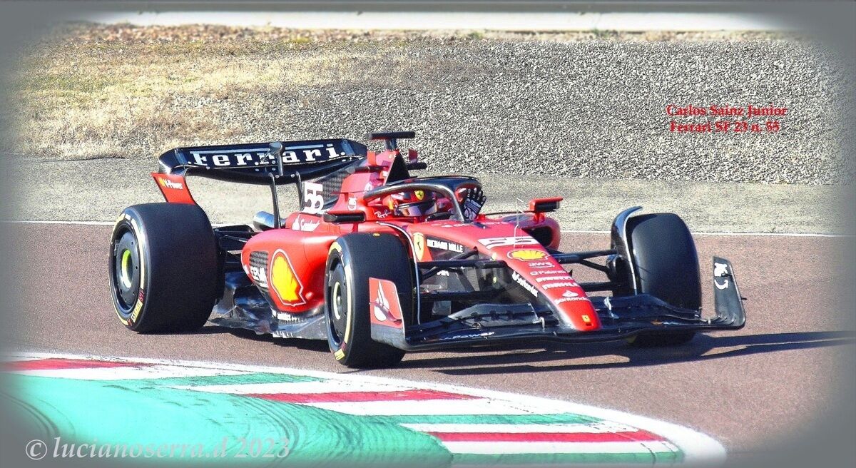Carlos Sainz Jr. alla guida della Ferrari SF 23 n. 55