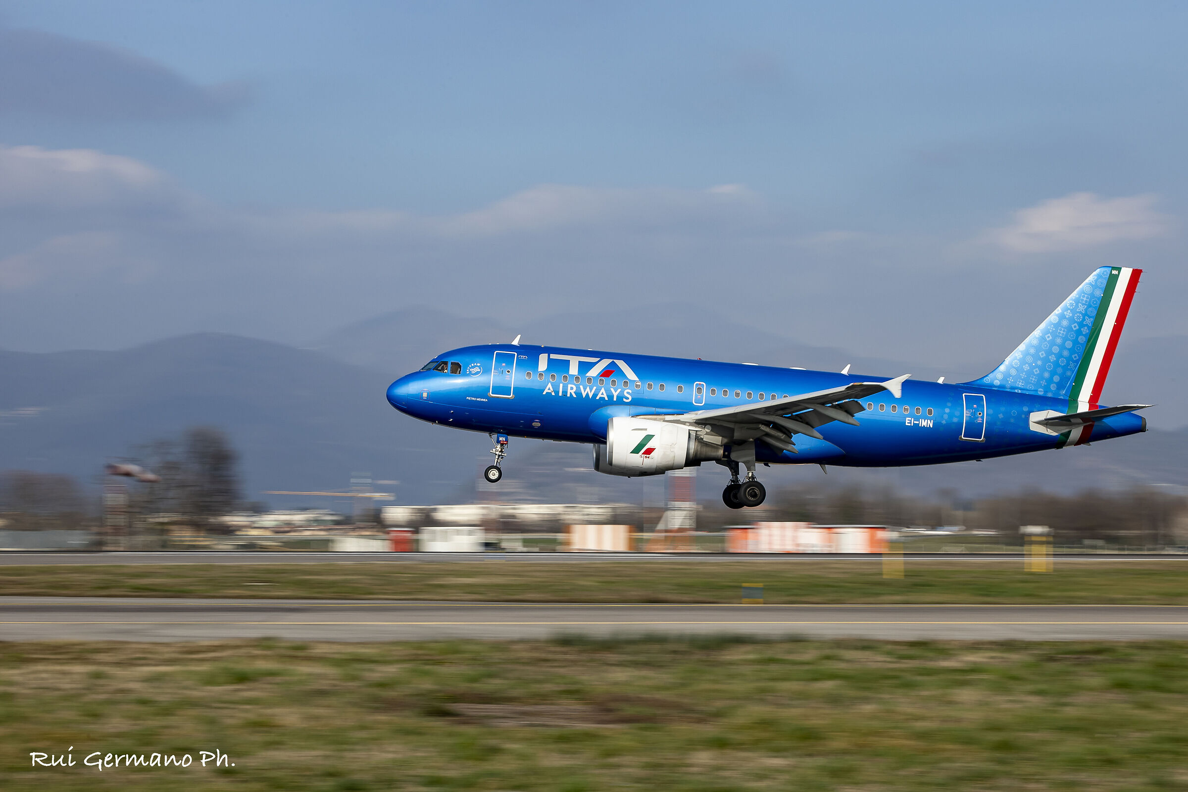 Airbus A319-111, Airport Orio al Serio BGY