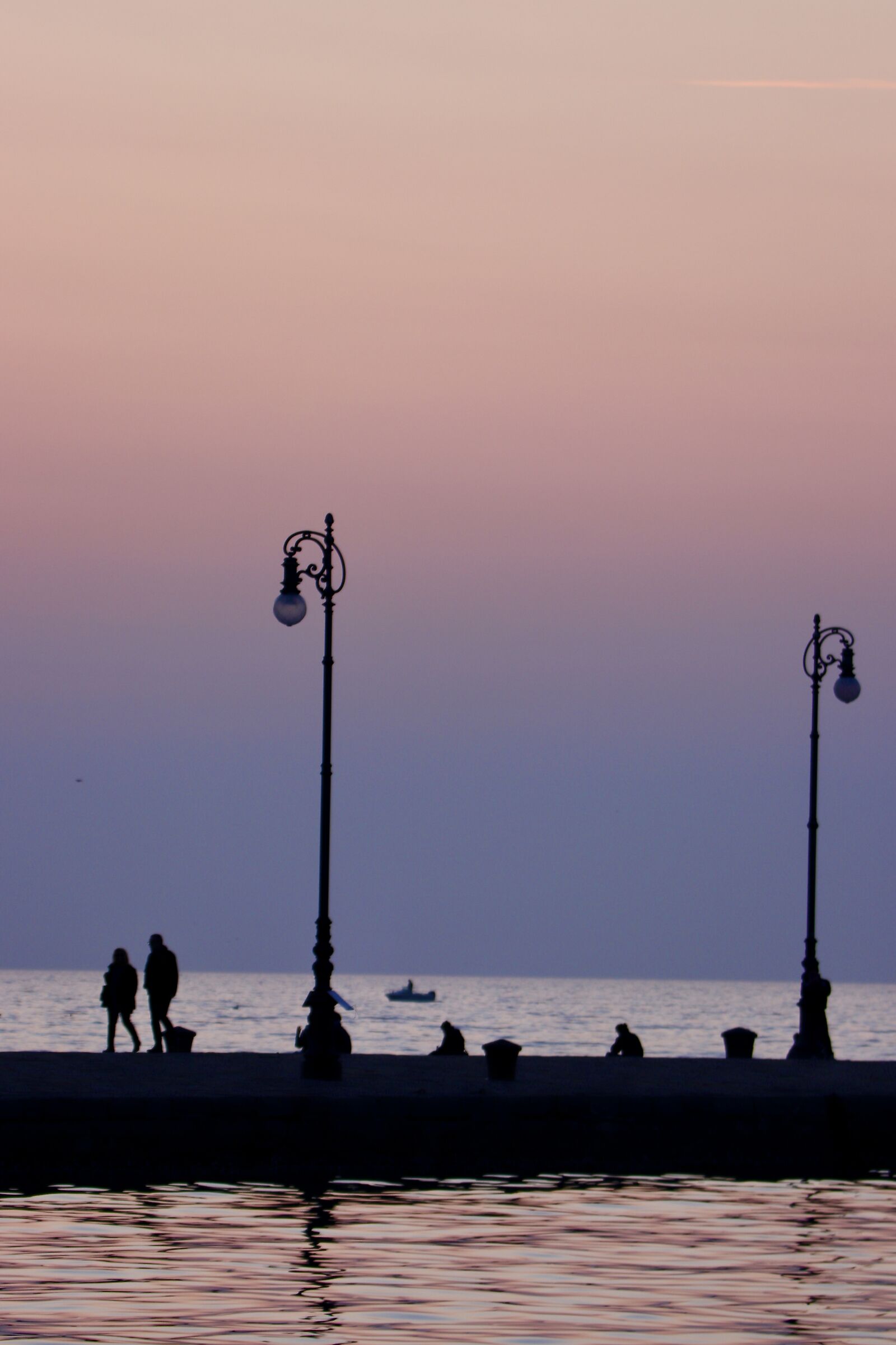 ... passeggiata serotina sul Molo Audace a Trieste....