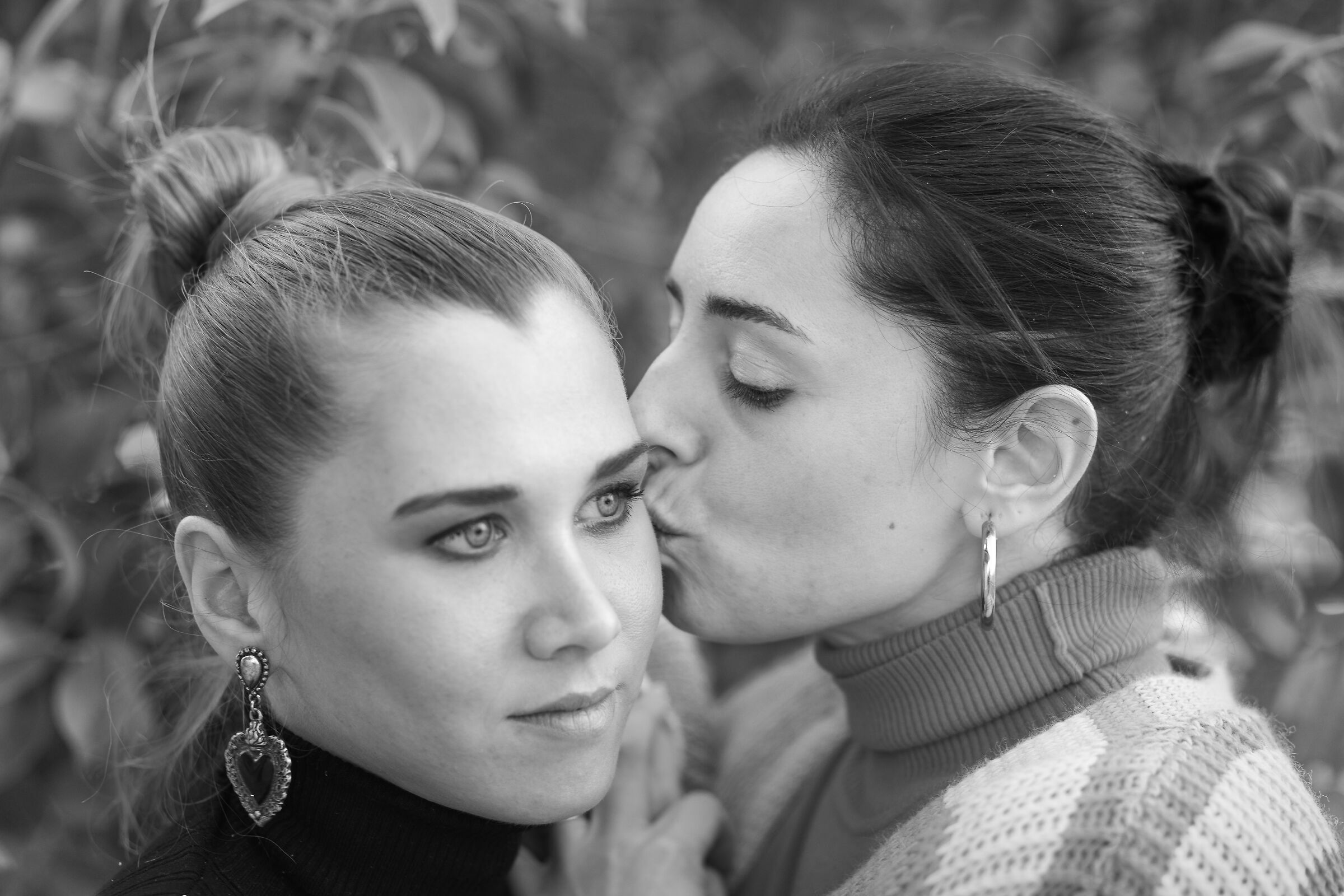 Sisters kiss