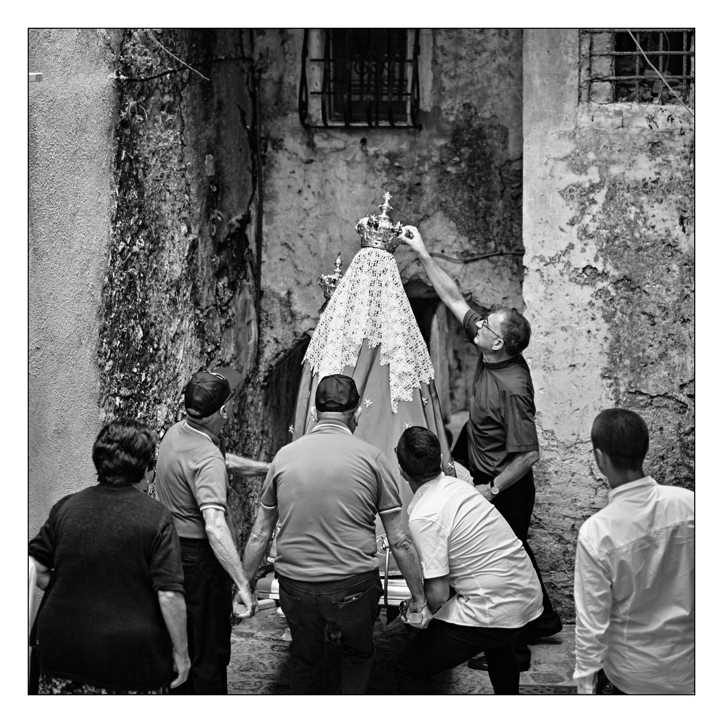 The descent through the alleys...