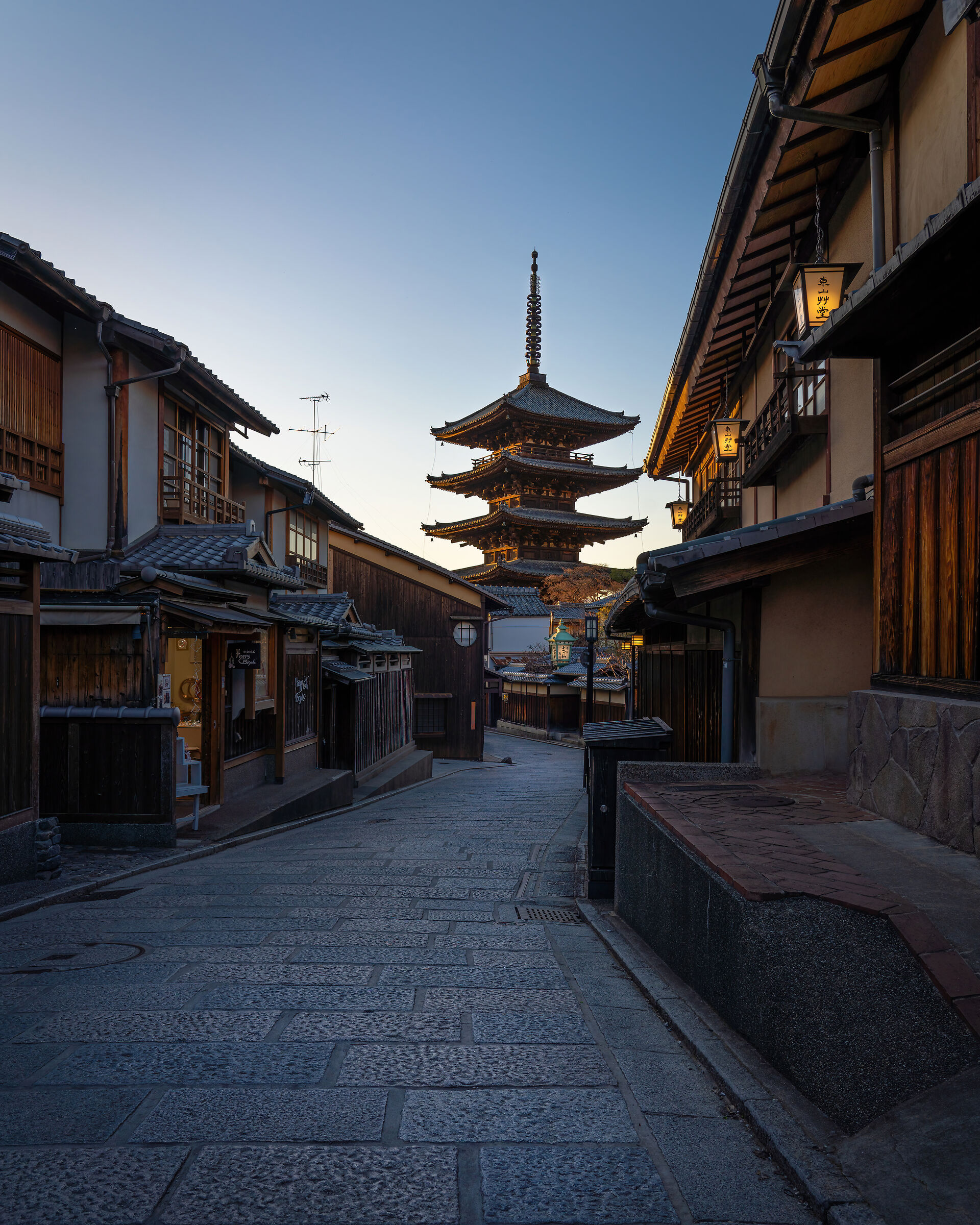 Hokan-ji Temple in the evening