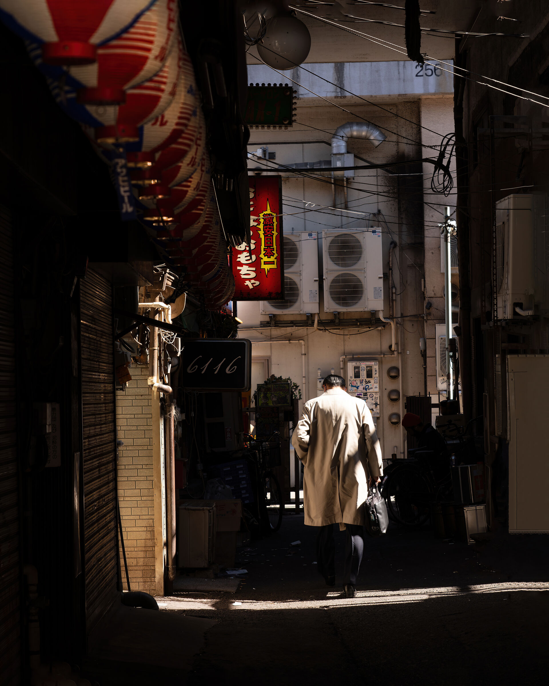 Games of light and shadow in the streets of Tokyo
