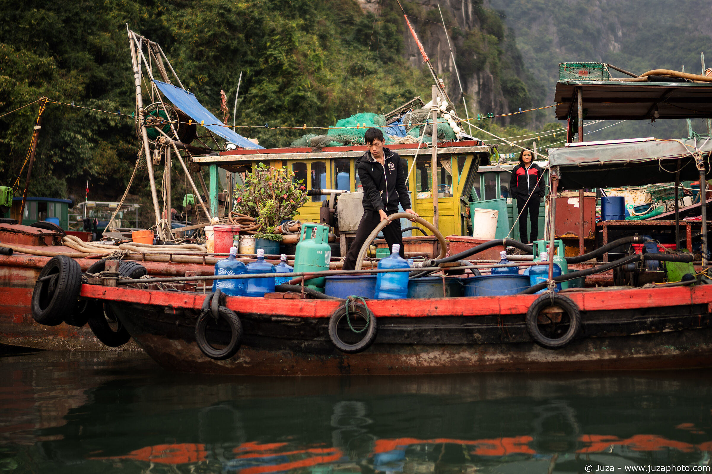 Pescatori nella baia di Ha Long