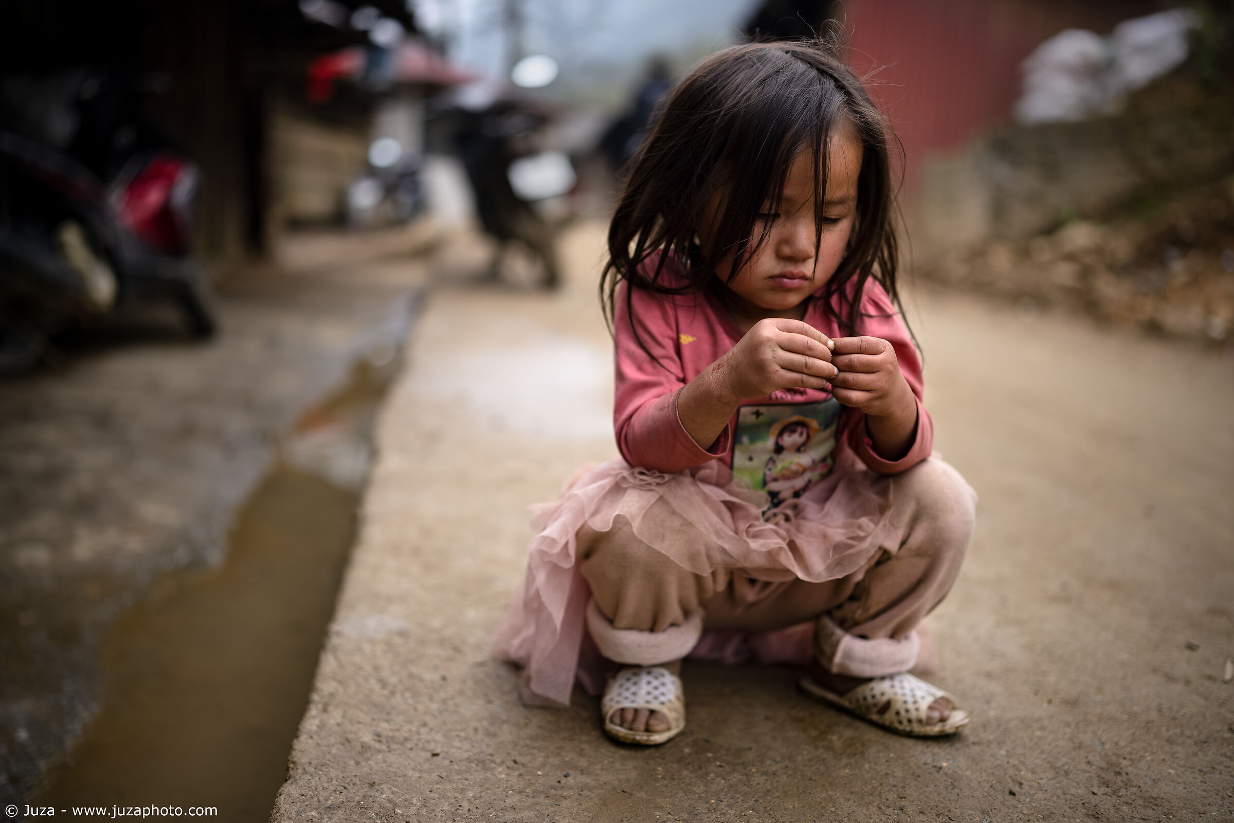 Absorbed in her thoughts, Xín Chai