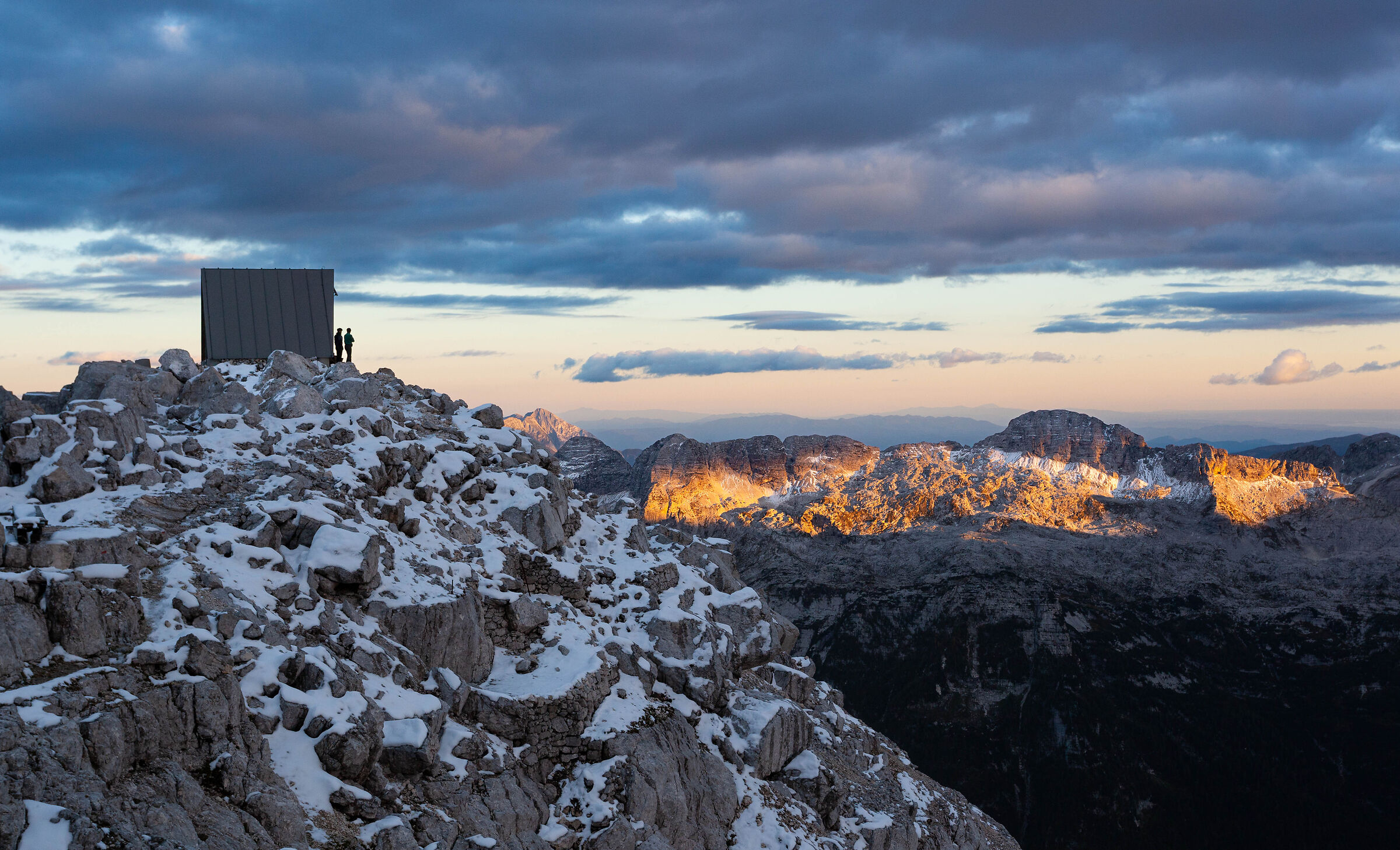 ultime luci prima della sera sulle alpi Giulie