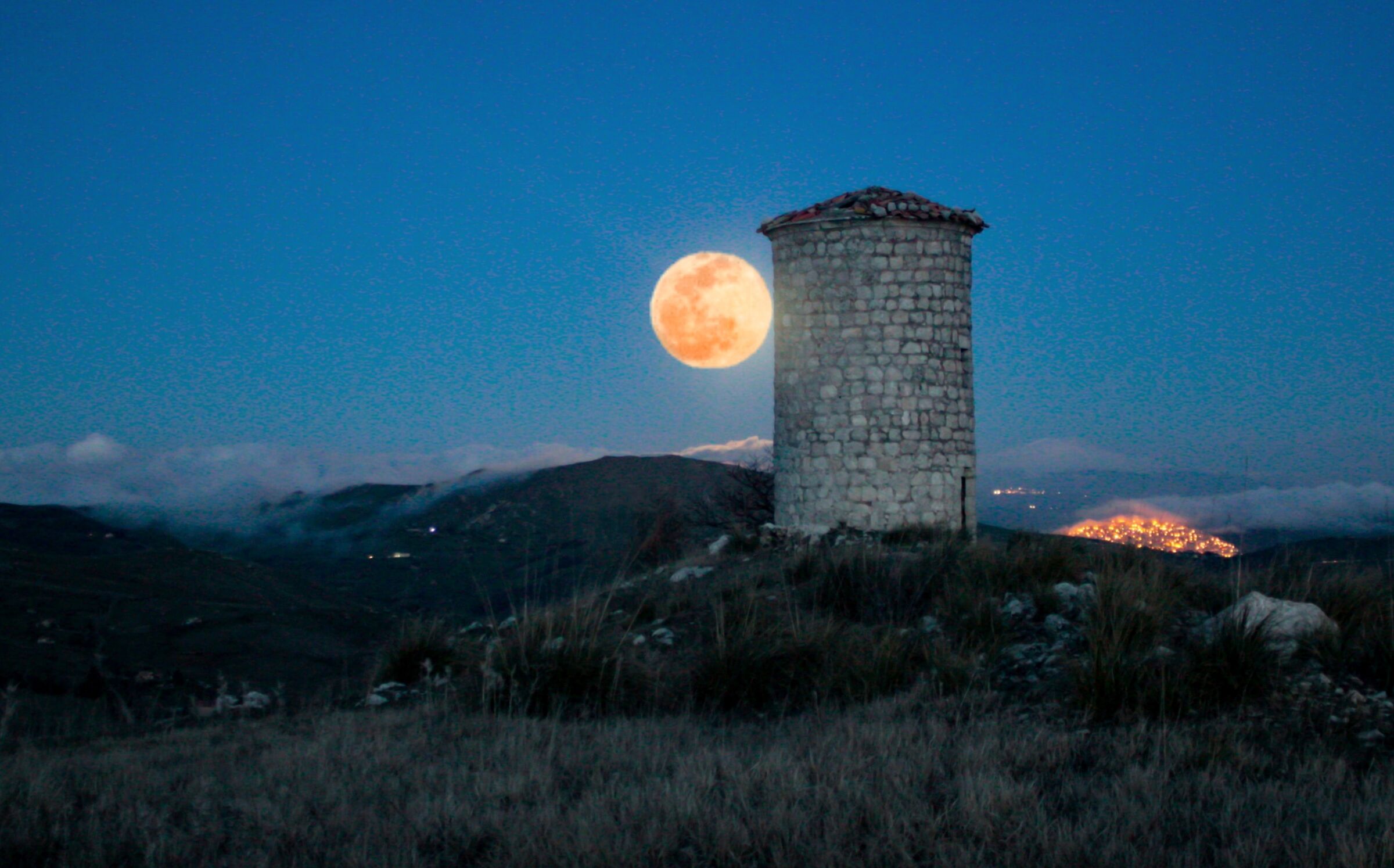 L'alba lunare con un paesaggio fiabesco