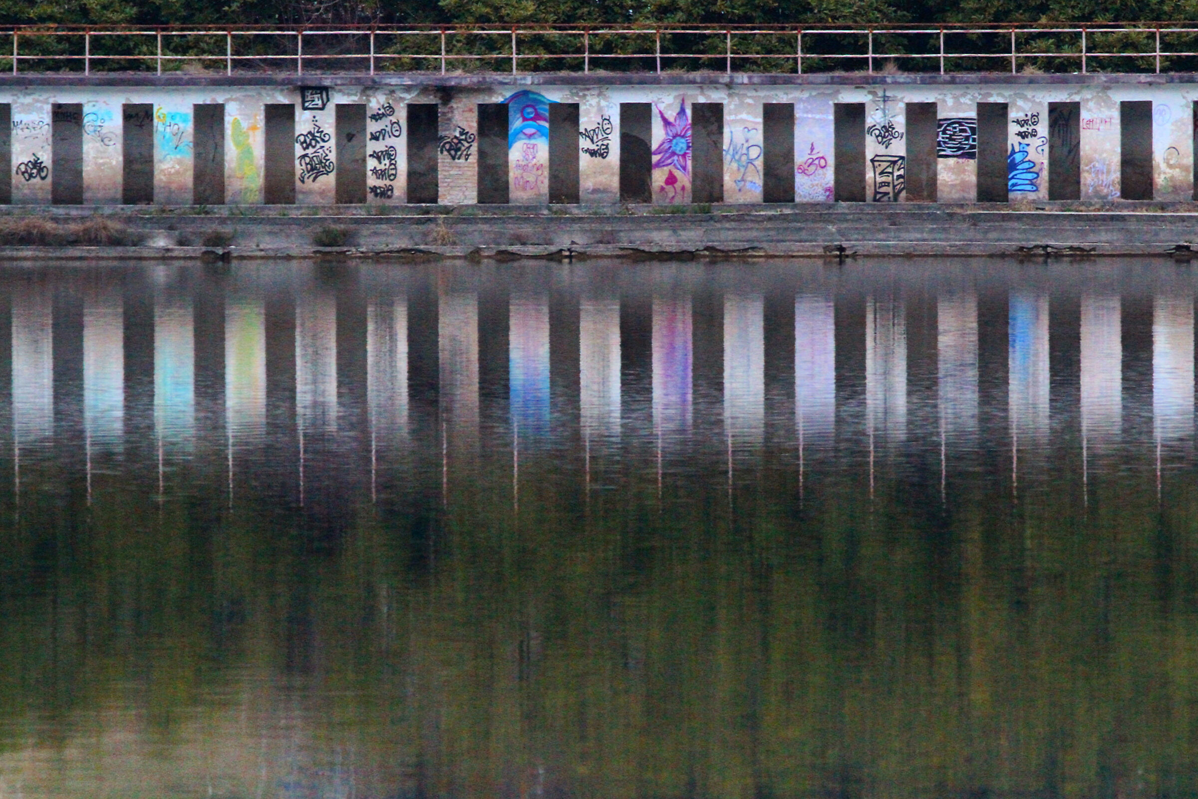 Gioco di riflessi, colori e geometrie