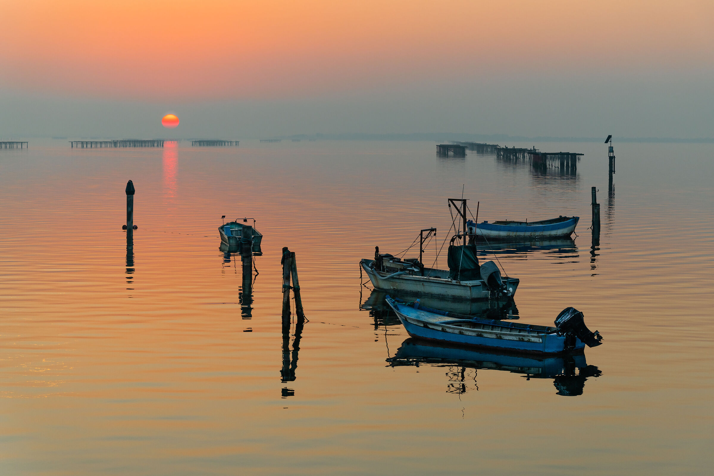 Tramonto invernale con foschia