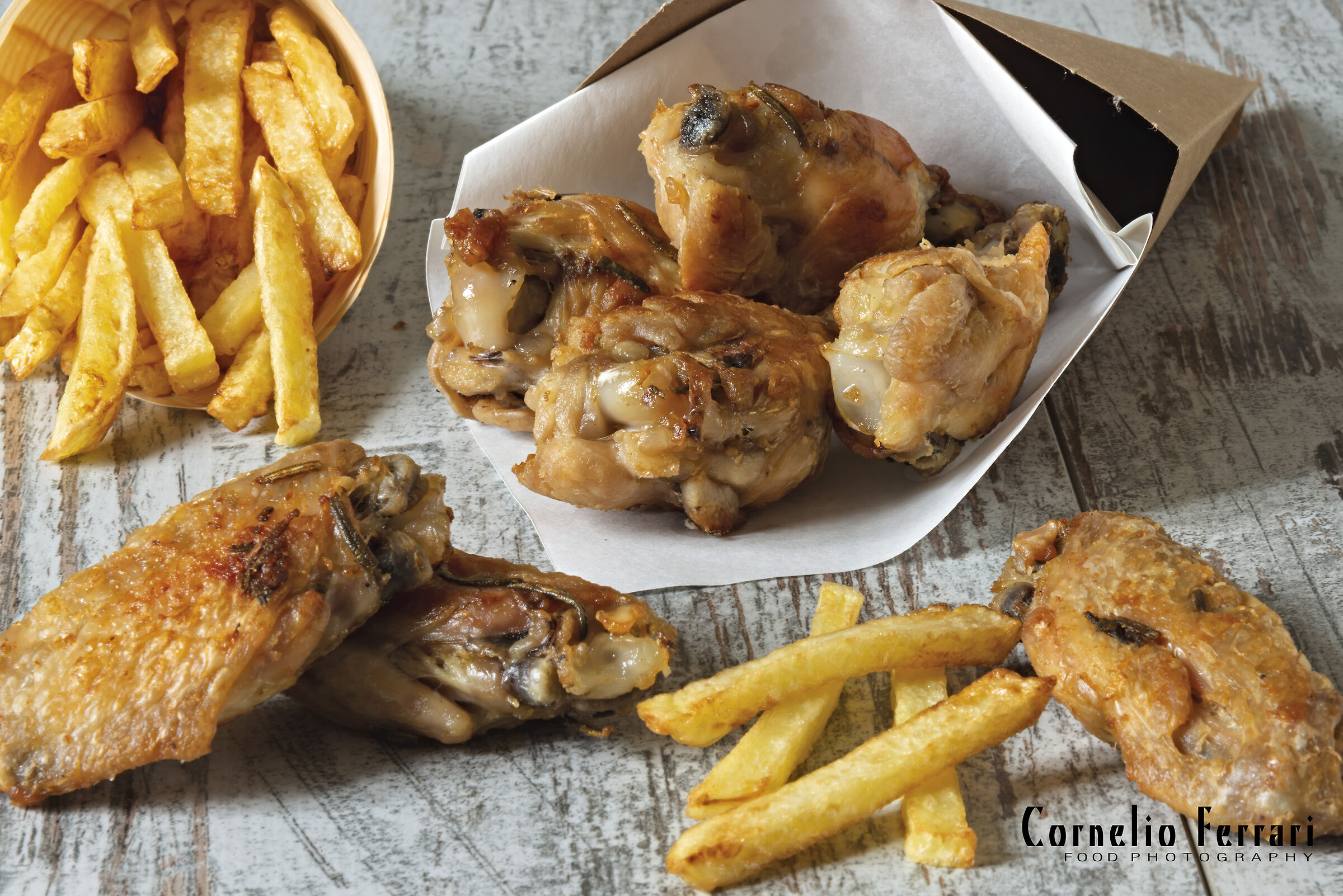 ali di pollo arrosto con patatine fritte