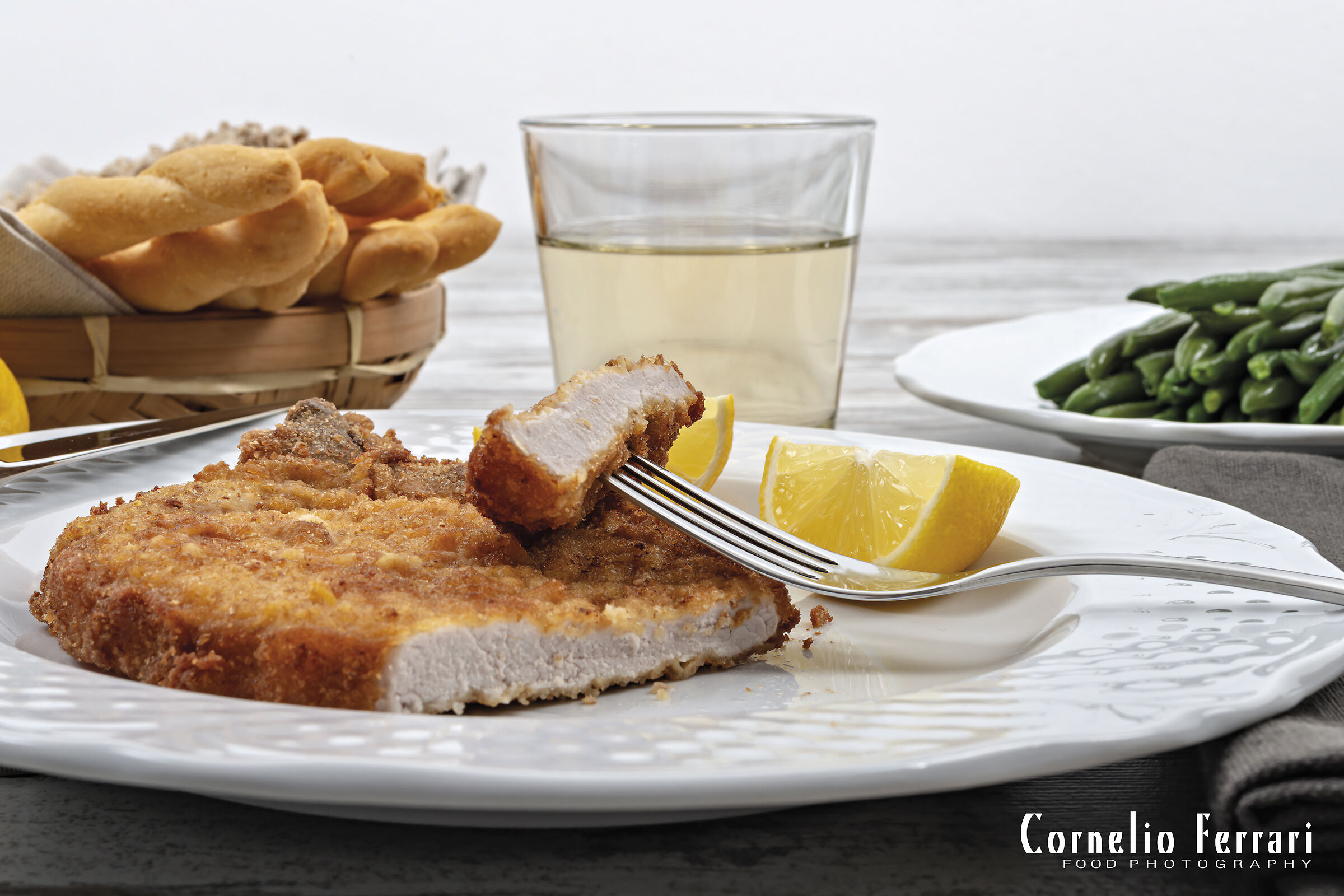 cotoletta alla milanese tagliata con contorno di faglio