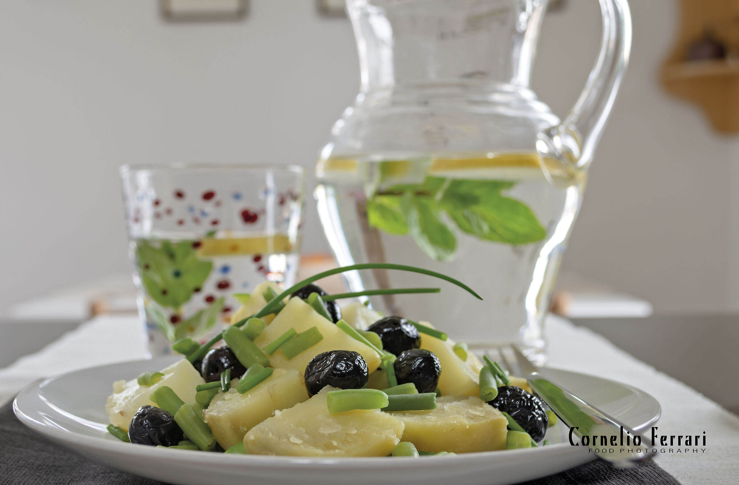 insalata di patate lesse con fagiolini olive nere erba