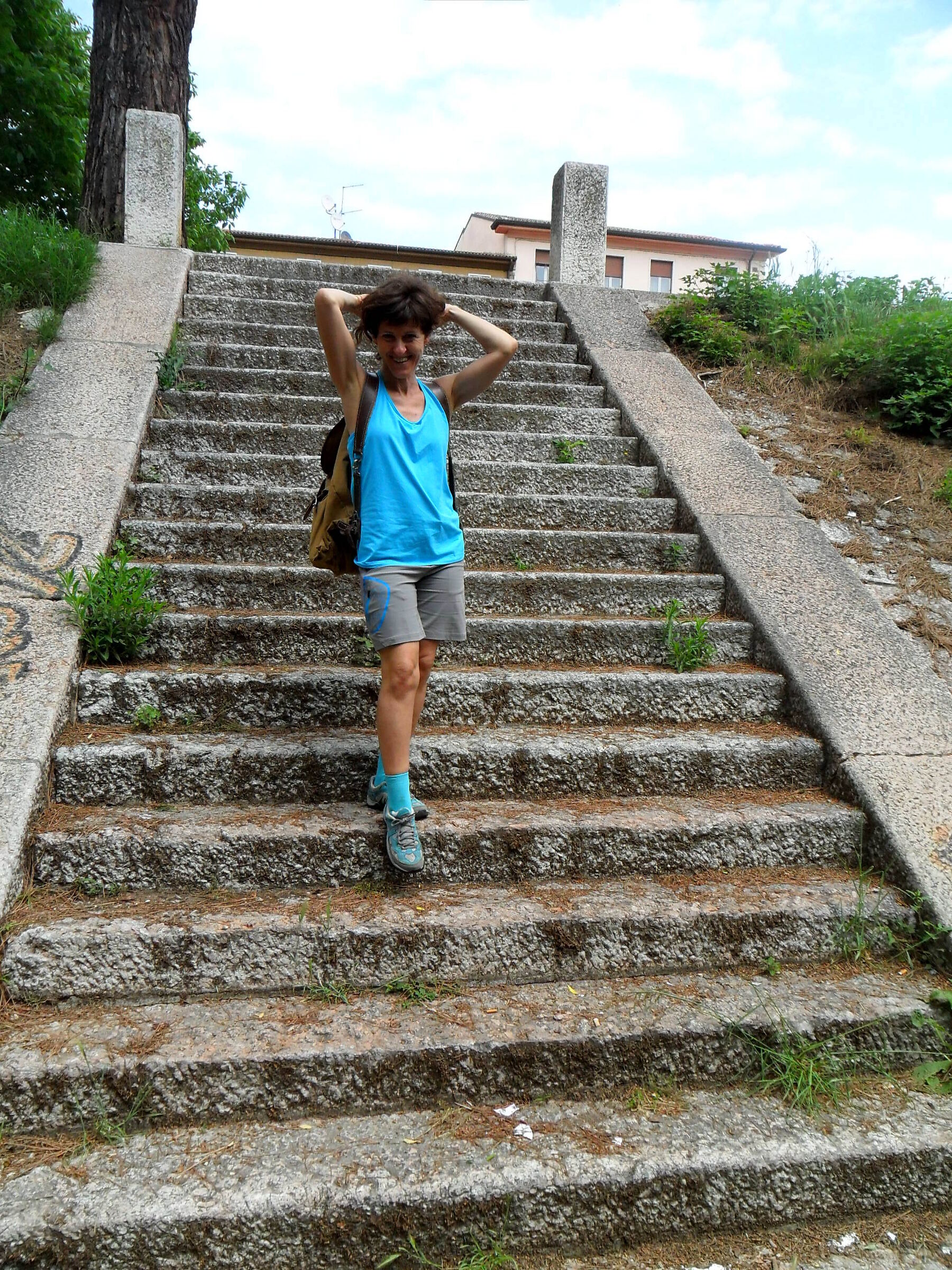 défilé' with descent from the staircase ....
