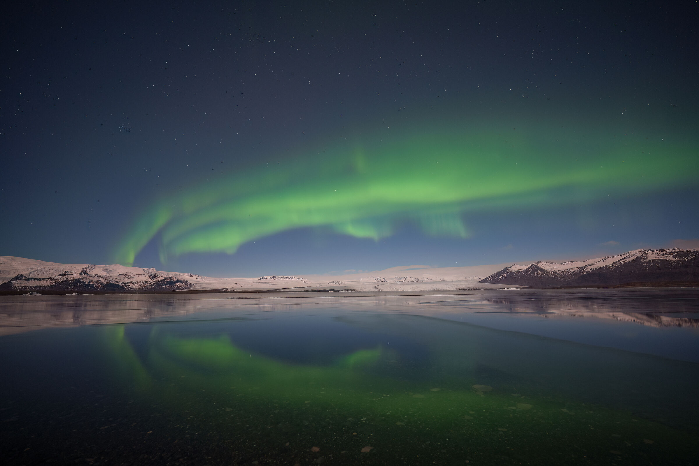 Aurora alla laguna glaciale