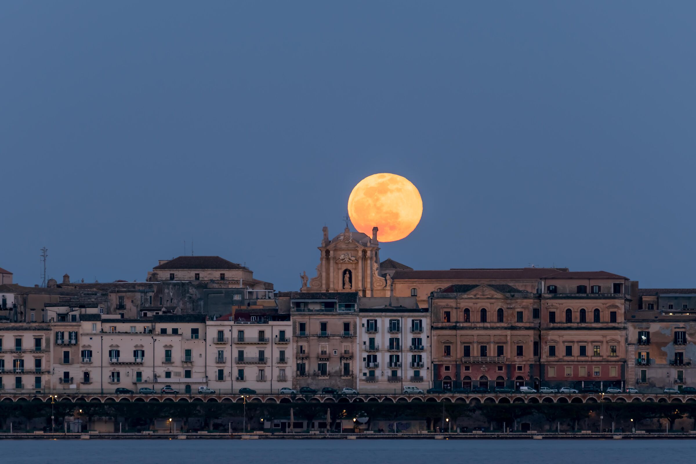 Full moon on the Duomo