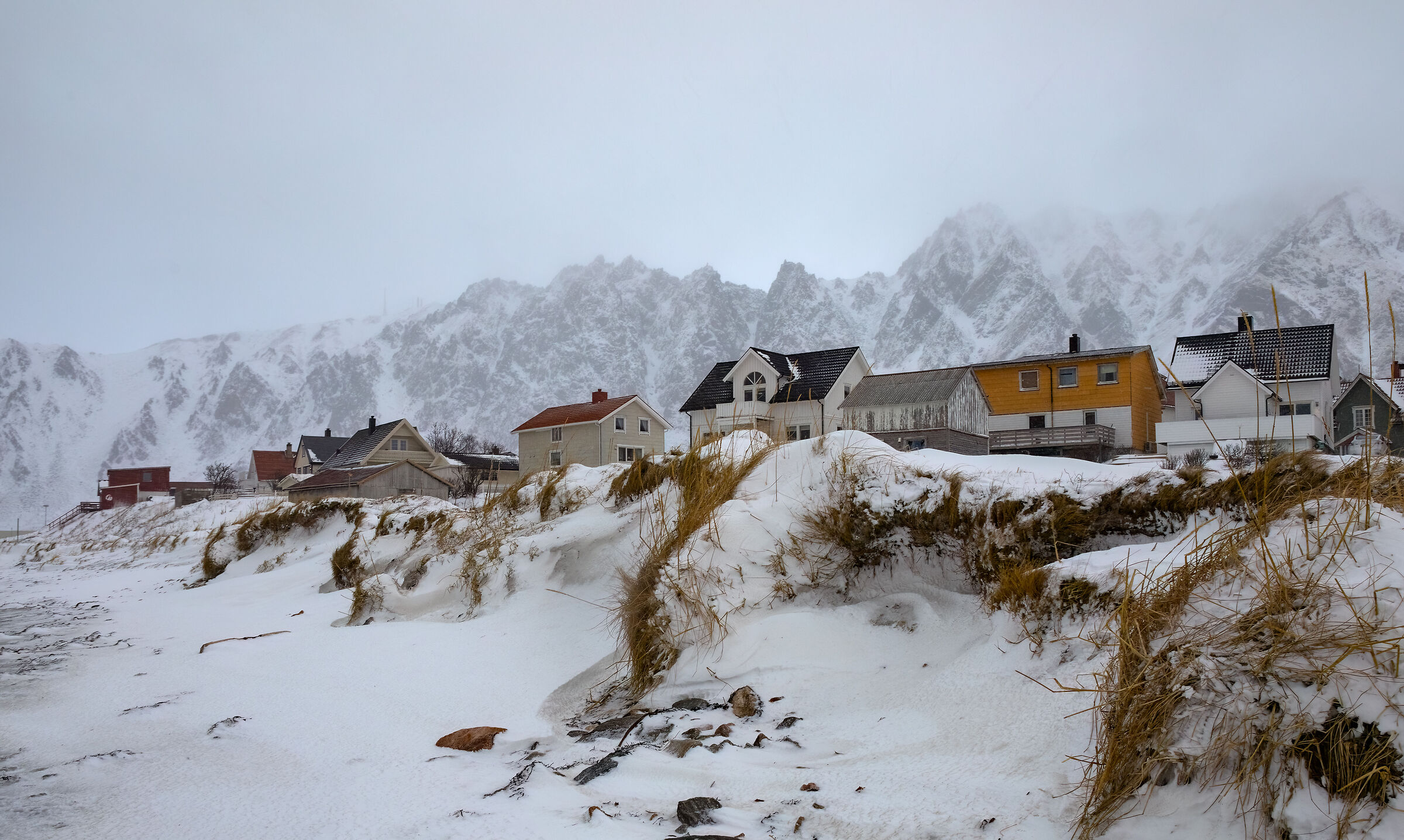 Case nella neve a ridosso della  spiaggia...