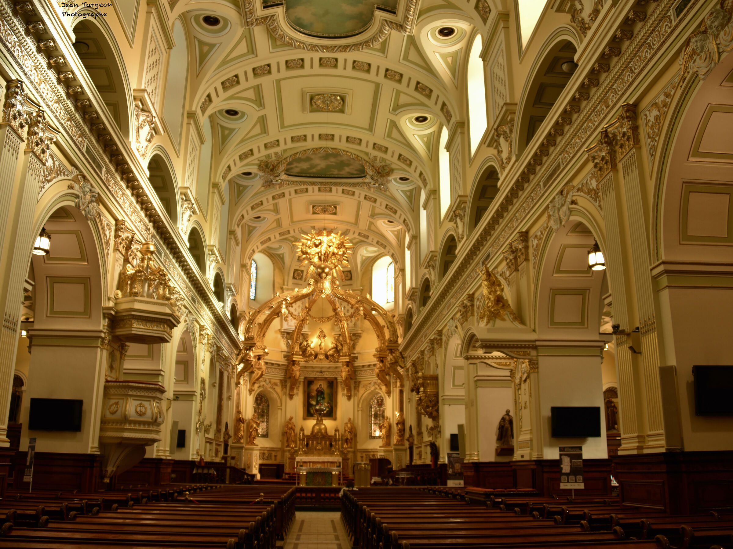 Qualche mese fa Pape Francois ha visitato la Basilica Quebec