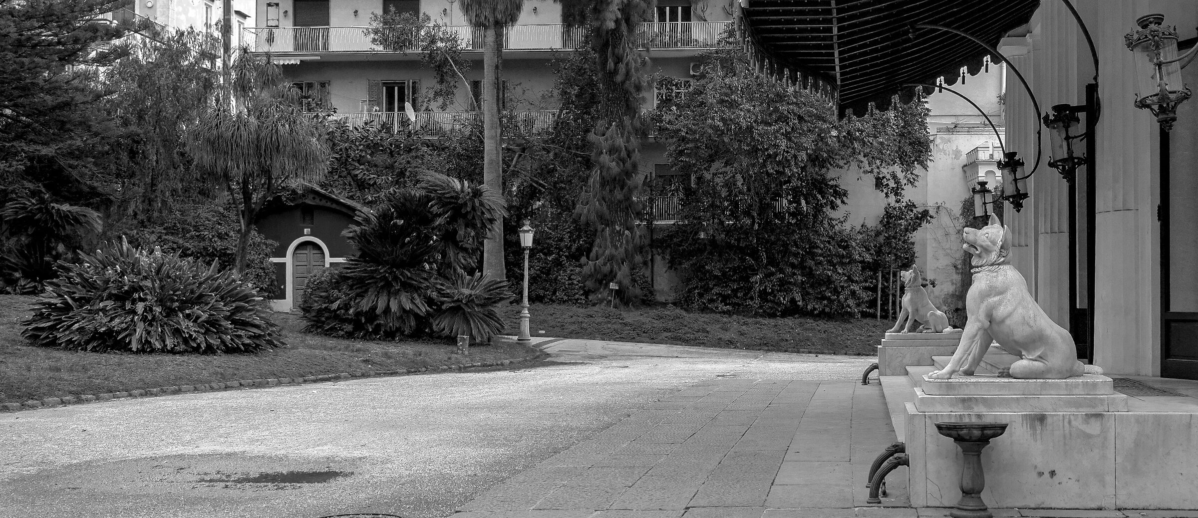 Particolare ingresso villa Pignatelli-Napoli