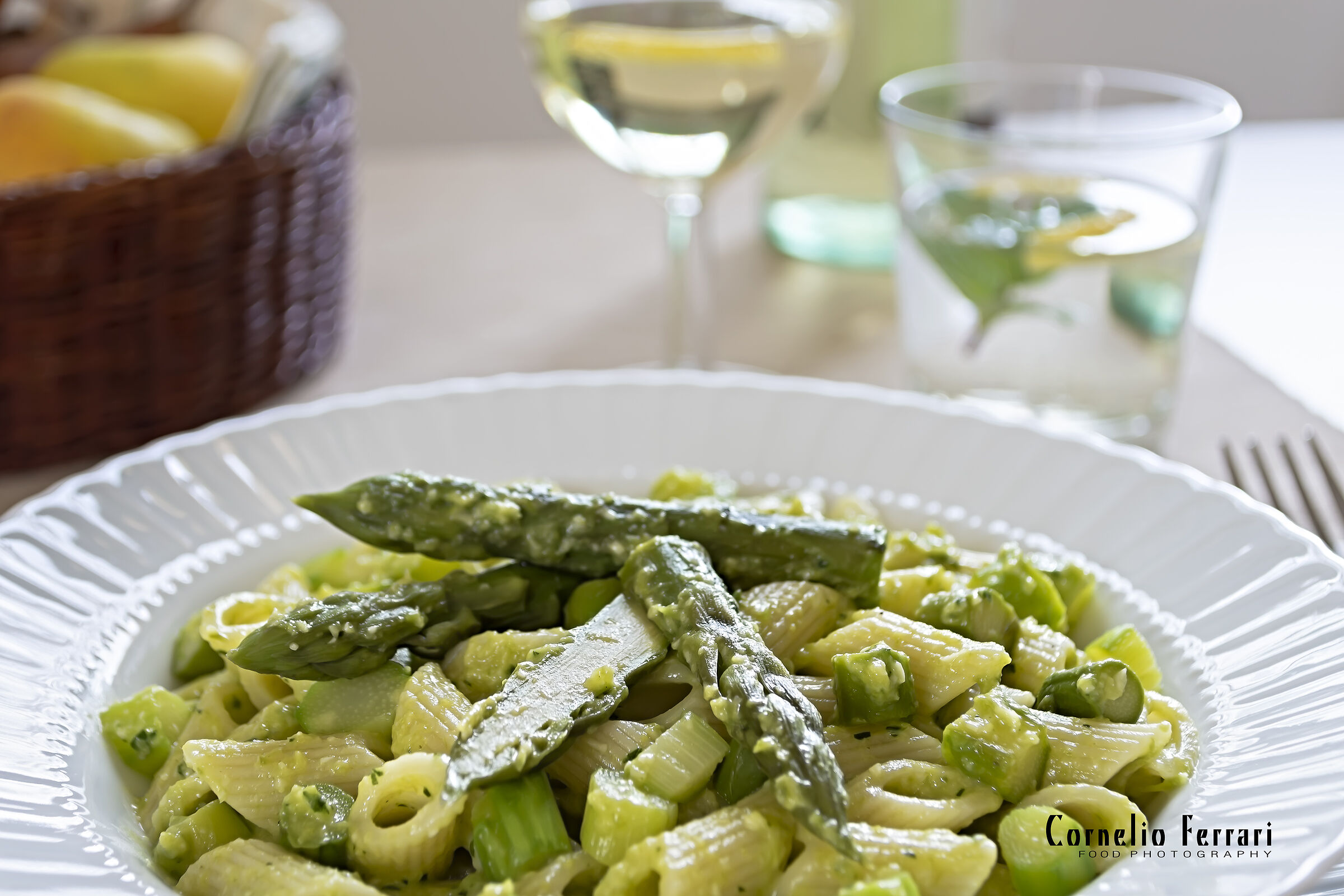 piatto pasta corta con crema di asparagi e asparagi