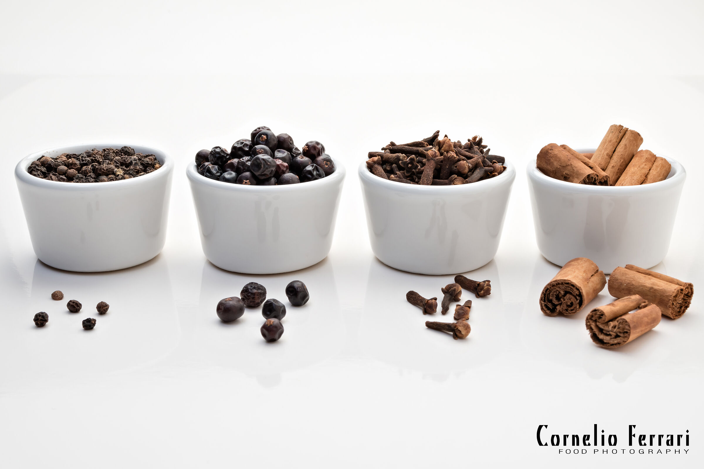 spezie pepe nero ginepro chiodi di garofano cannella in