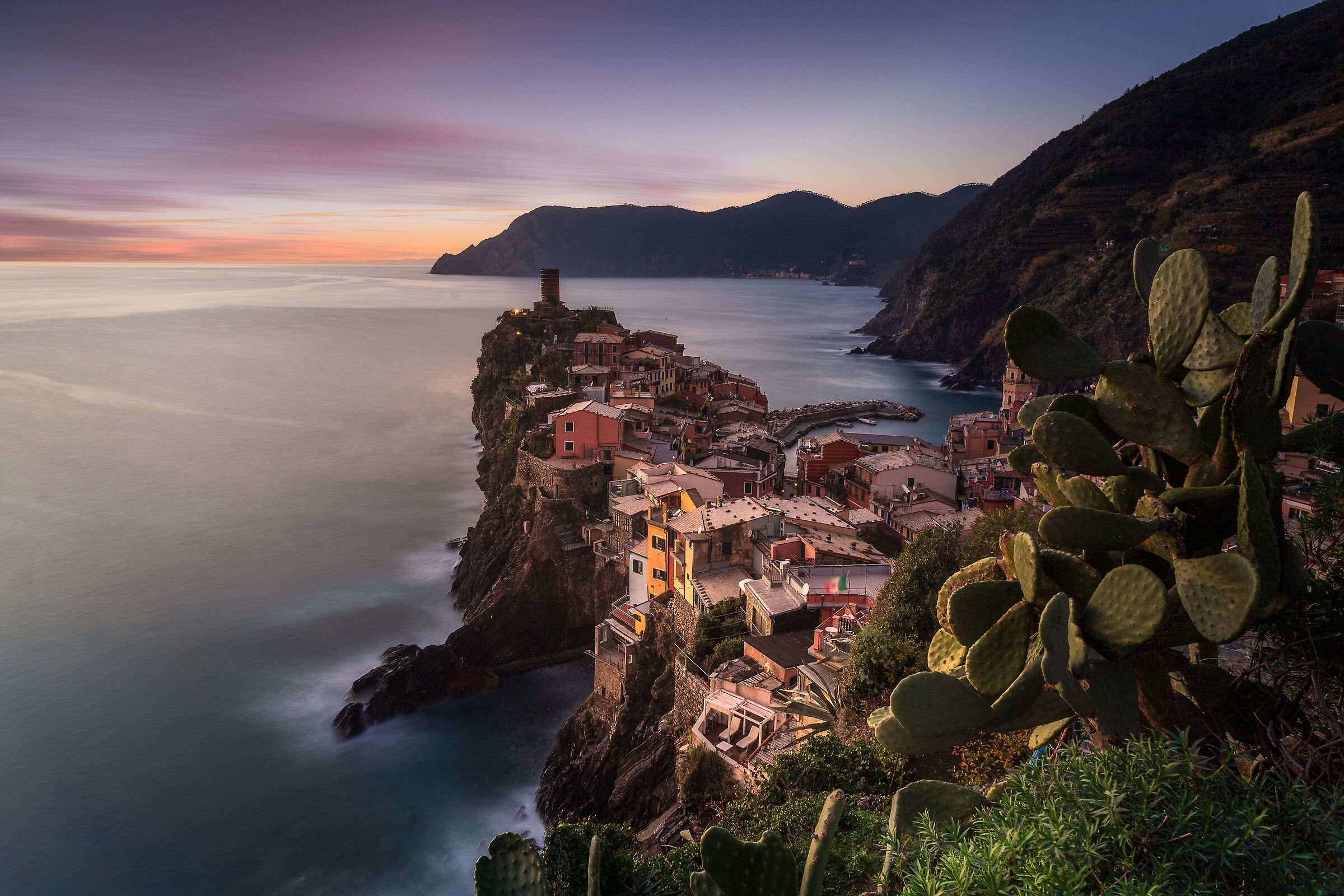 ?Hot sunset in Vernazza