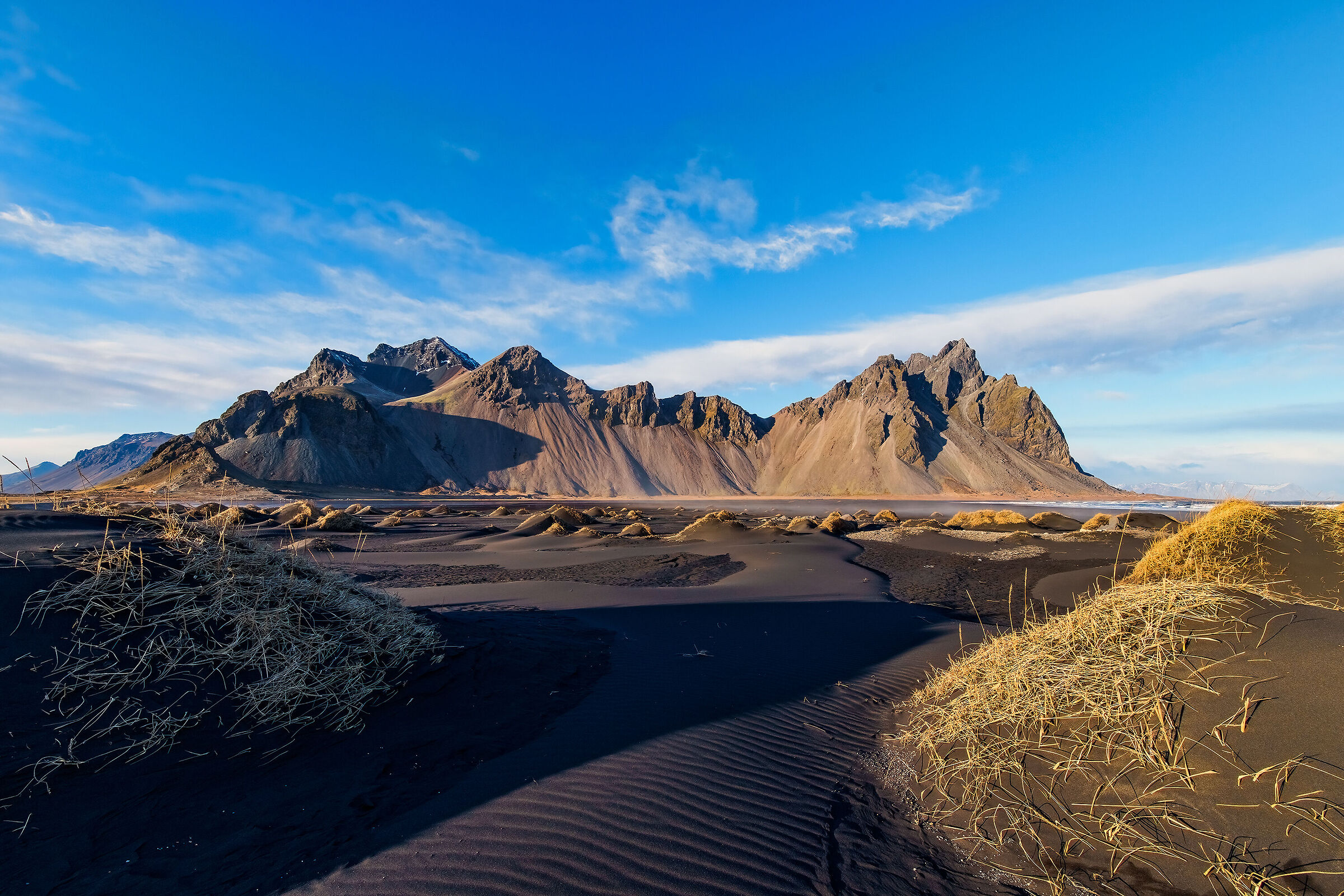 Vestrahorn w ciuffi d'erba