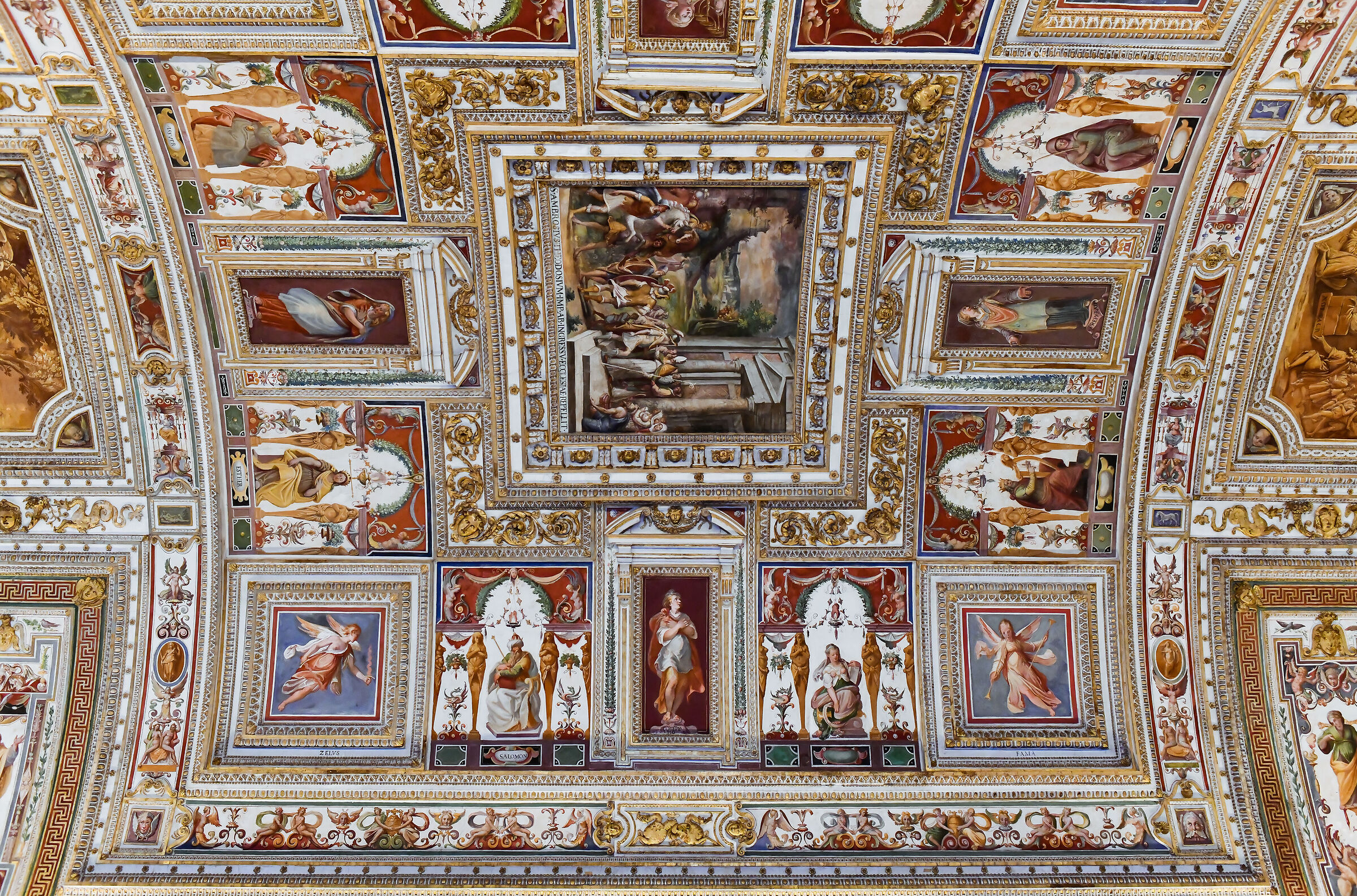 Particular ceiling Corridor of Maps