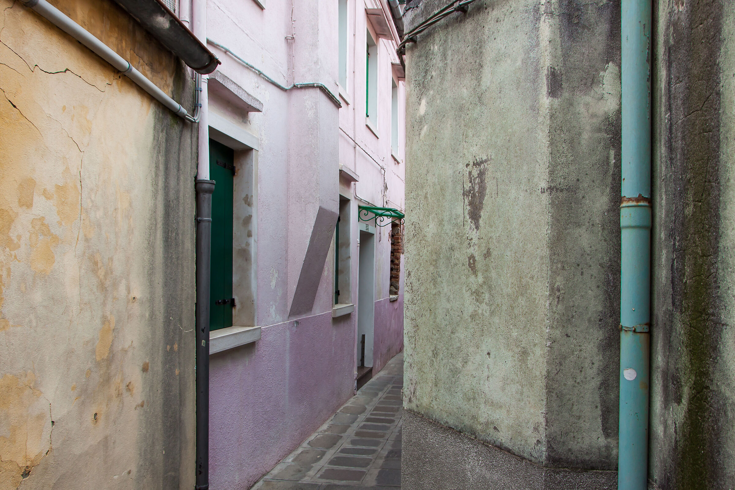 Calle con colori pastello tenue.